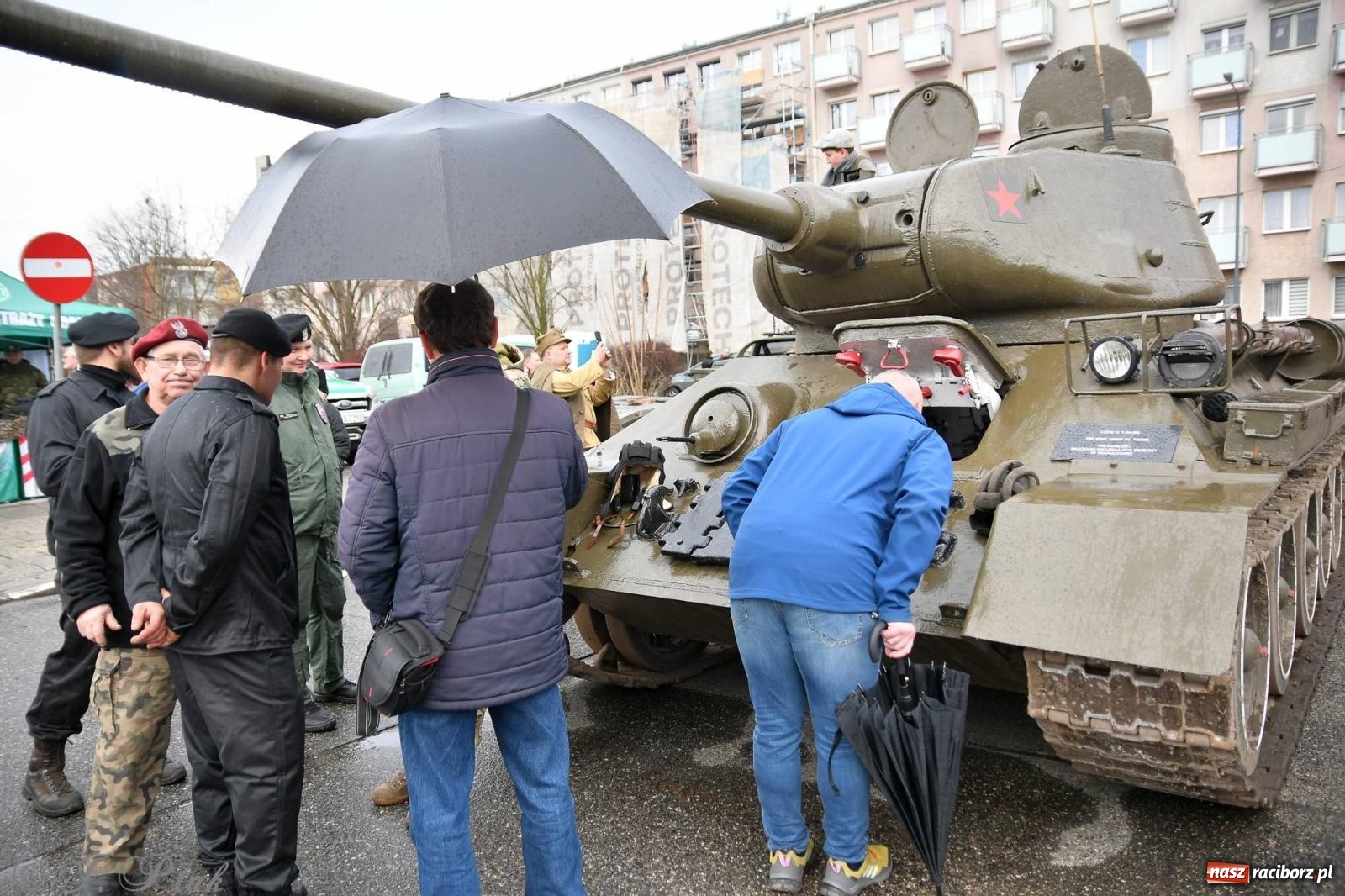 Zdjęcie w galerii na portalu naszraciborz.pl: Racibórz wspominał żołnierzy niezłomnych. Inscenizacja potyczki na pl. Długosza wiadomości z regionu