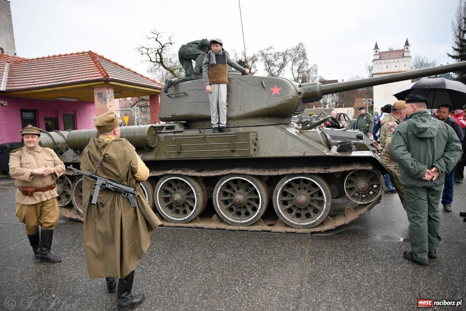 Zdjęcie w galerii na portalu naszraciborz.pl: Racibórz wspominał żołnierzy niezłomnych. Inscenizacja potyczki na pl. Długosza wiadomości z regionu