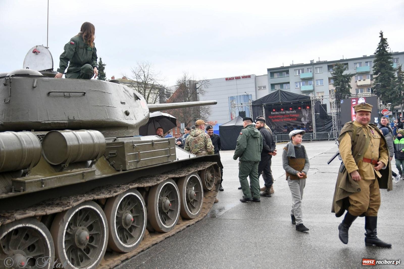Zdjęcie w galerii na portalu naszraciborz.pl: Racibórz wspominał żołnierzy niezłomnych. Inscenizacja potyczki na pl. Długosza wiadomości z regionu