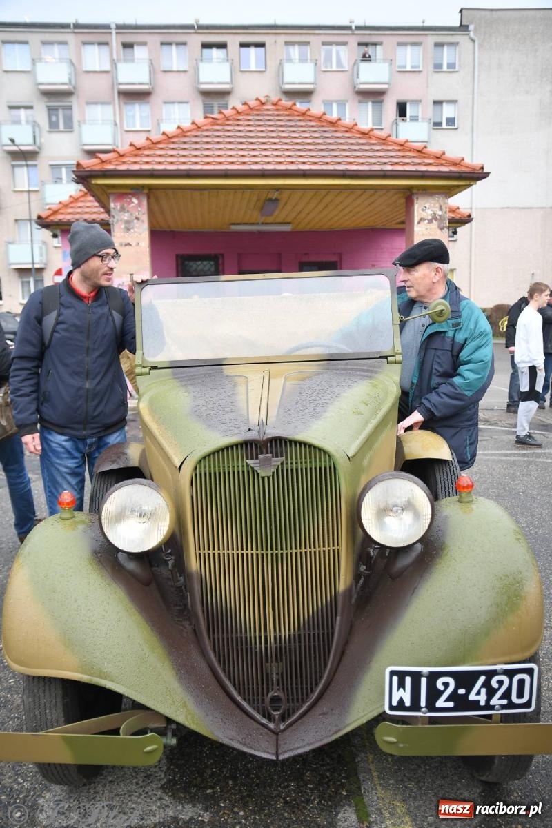 Zdjęcie w galerii na portalu naszraciborz.pl: Racibórz wspominał żołnierzy niezłomnych. Inscenizacja potyczki na pl. Długosza wiadomości z regionu