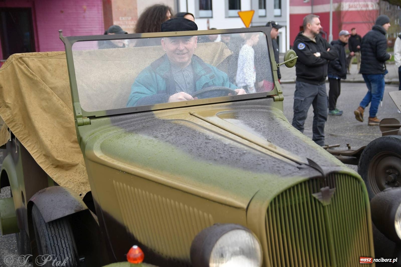 Zdjęcie w galerii na portalu naszraciborz.pl: Racibórz wspominał żołnierzy niezłomnych. Inscenizacja potyczki na pl. Długosza wiadomości z regionu