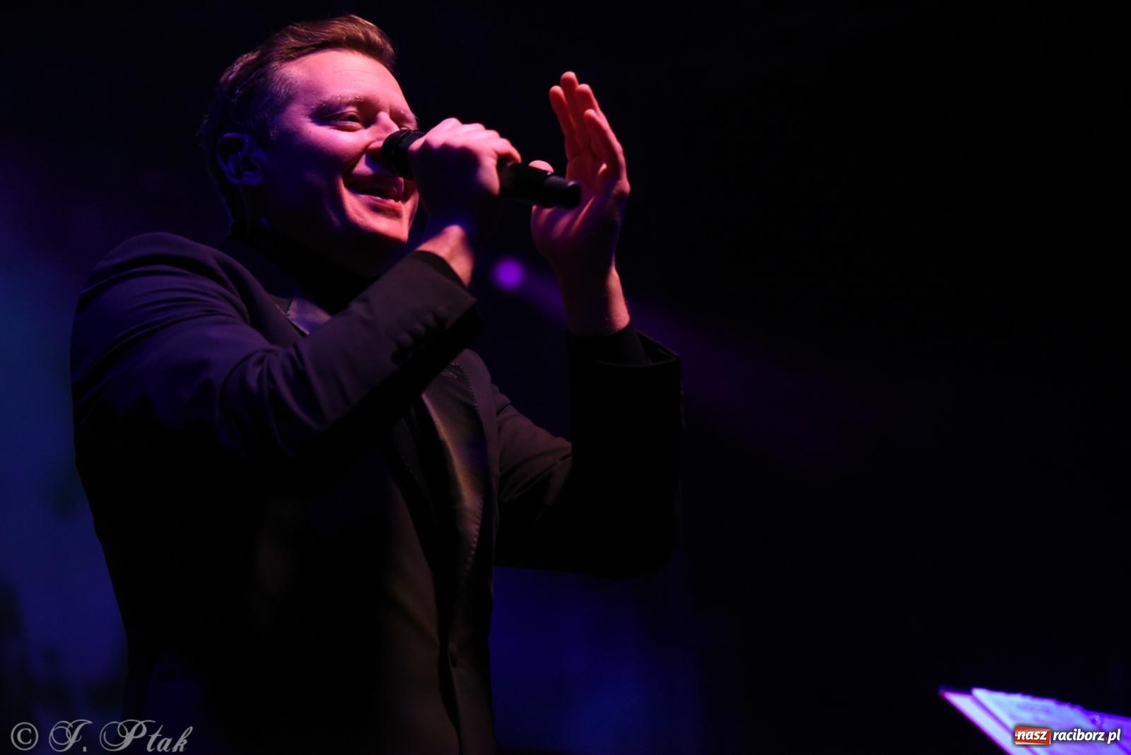 Zdjęcie w galerii na portalu naszraciborz.pl: Rafał Brzozowski w Raciborzu. Patriotycznie i przebojowo wiadomości z regionu