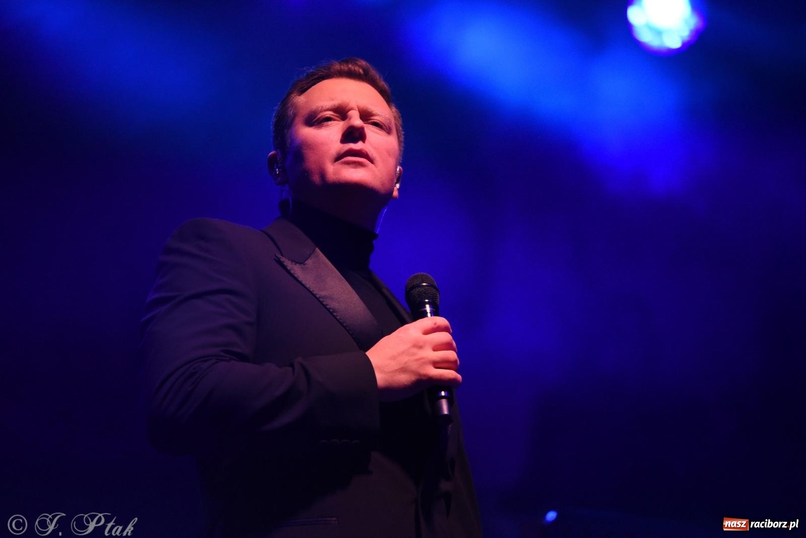 Zdjęcie w galerii na portalu naszraciborz.pl: Rafał Brzozowski w Raciborzu. Patriotycznie i przebojowo wiadomości z regionu