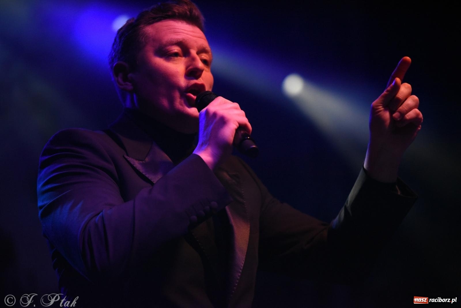 Zdjęcie w galerii na portalu naszraciborz.pl: Rafał Brzozowski w Raciborzu. Patriotycznie i przebojowo wiadomości z regionu