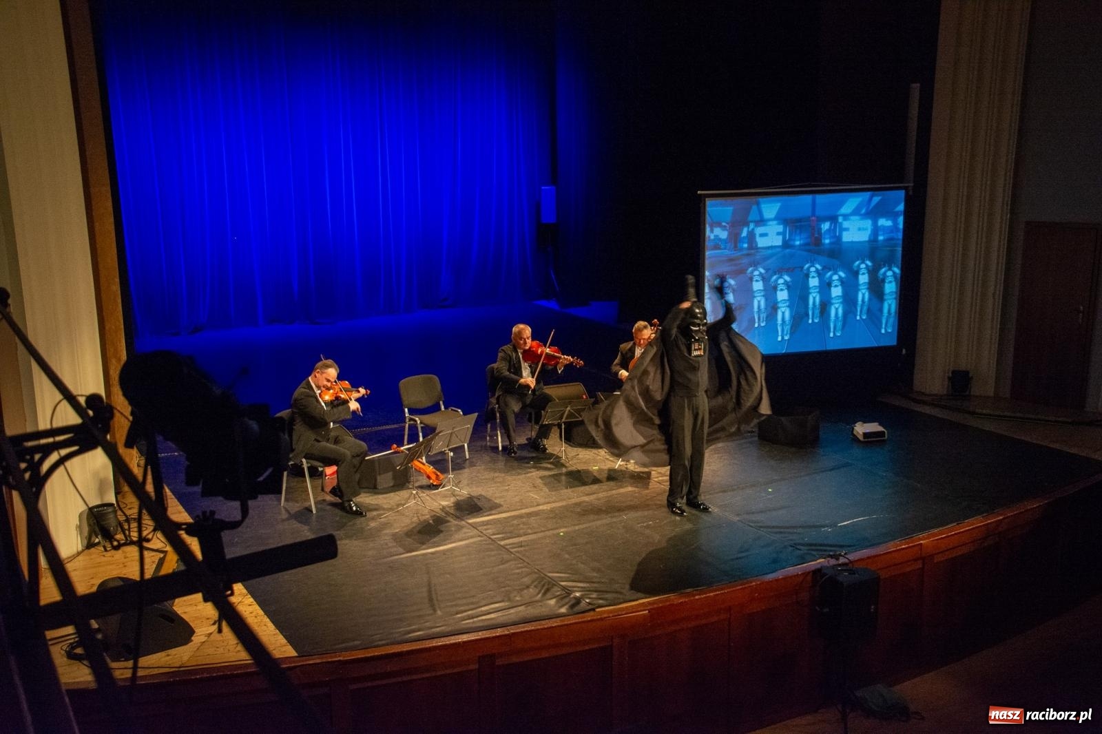 Zdjęcie w galerii na portalu naszraciborz.pl: Ale kino. Grupa MoCarta wróciła do Raciborza z muzyką filmową wiadomości z regionu