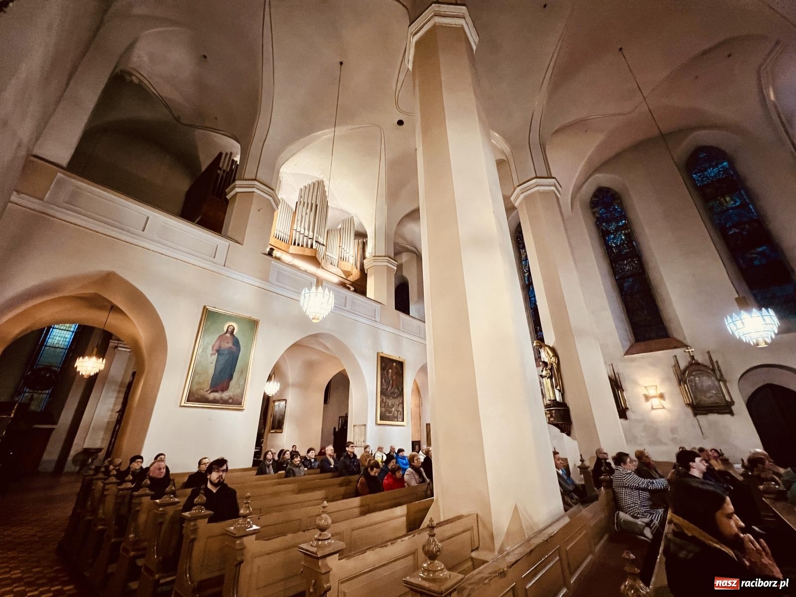 Zdjęcie w galerii na portalu naszraciborz.pl: Wołanie do Człowieka. Koncert poetycko-muzyczny w kościele farnym [FOTO i WIDEO] wiadomości z regionu