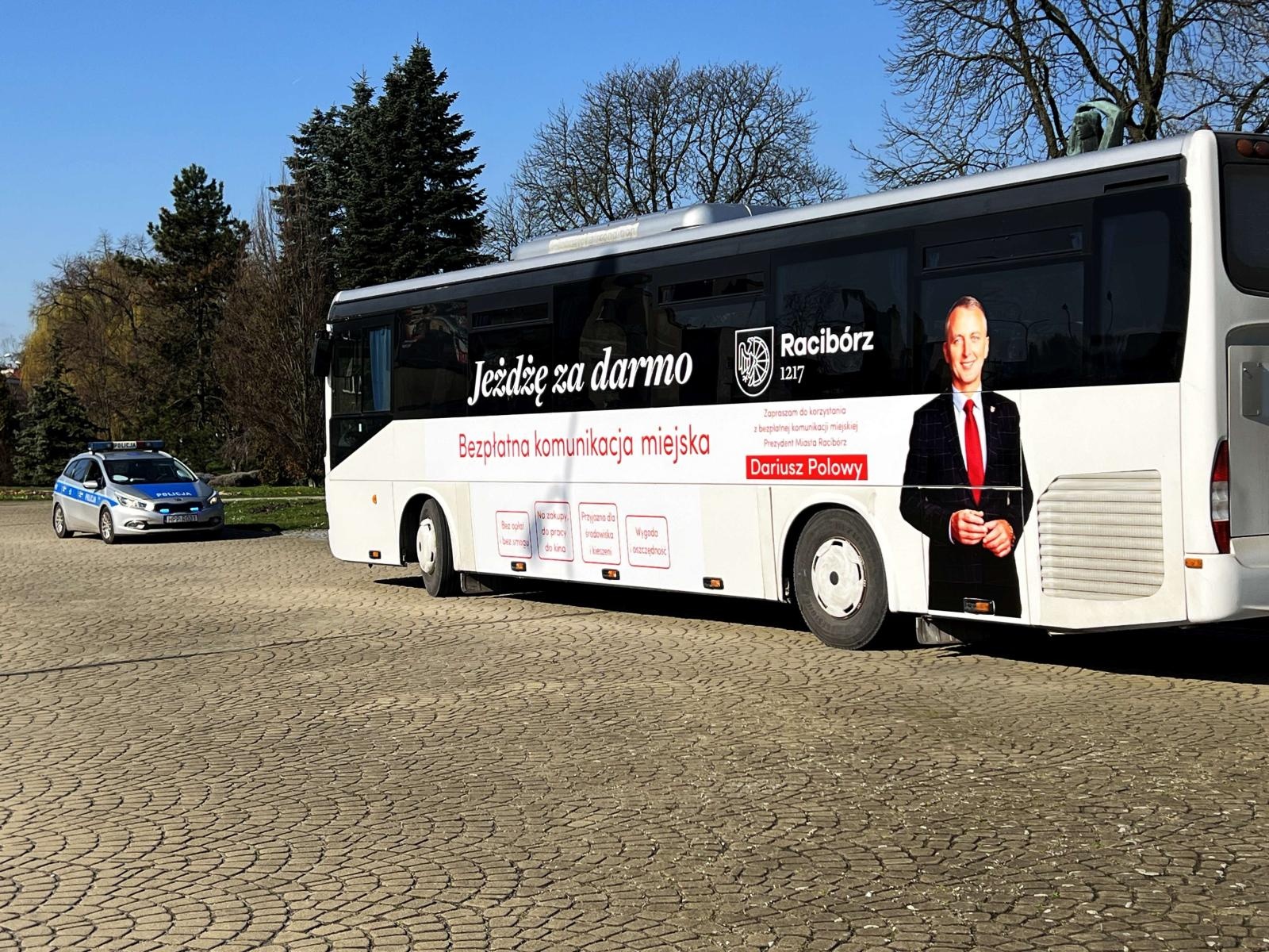 Zdjęcie w galerii na portalu naszraciborz.pl: Policja wezwana do autobusu oklejonego postacią Polowego wiadomości z regionu