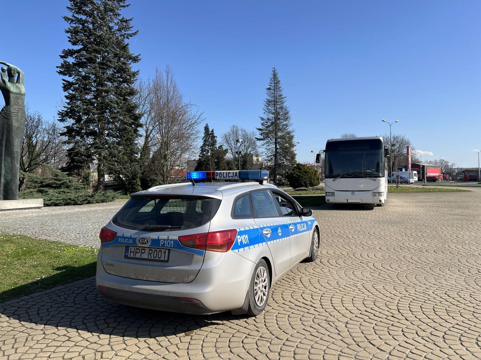 Zdjęcie w galerii na portalu naszraciborz.pl: Policja wezwana do autobusu oklejonego postacią Polowego wiadomości z regionu