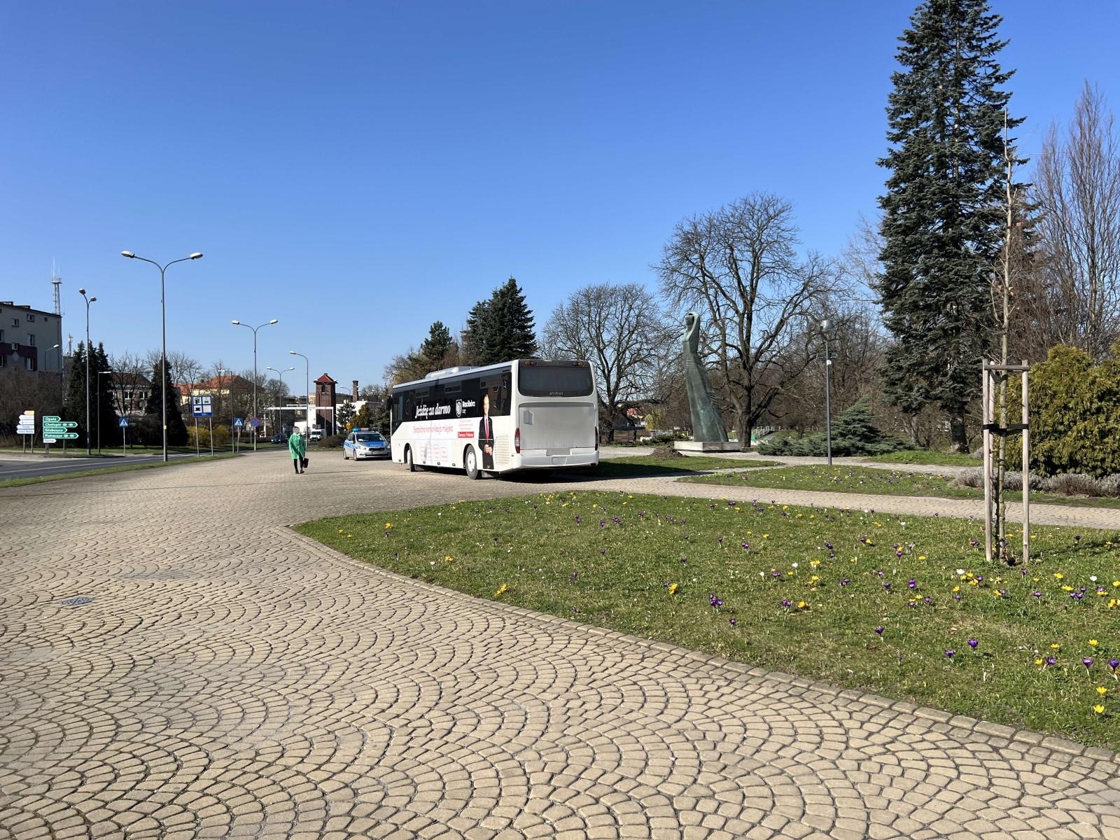 Zdjęcie w galerii na portalu naszraciborz.pl: Policja wezwana do autobusu oklejonego postacią Polowego wiadomości z regionu