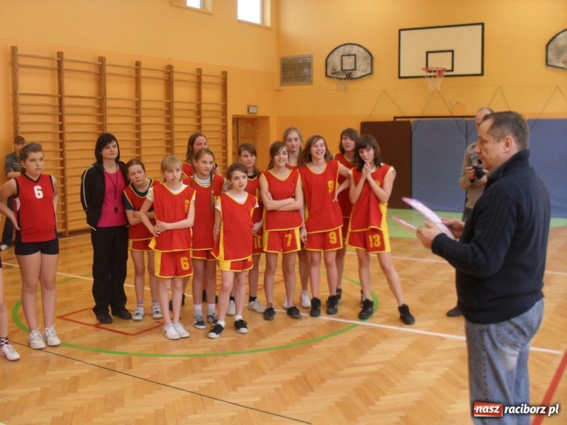 Zdjęcie w galerii na portalu naszraciborz.pl: Dziewczyny z SP 13 najlepsze w kosza wiadomości z regionu