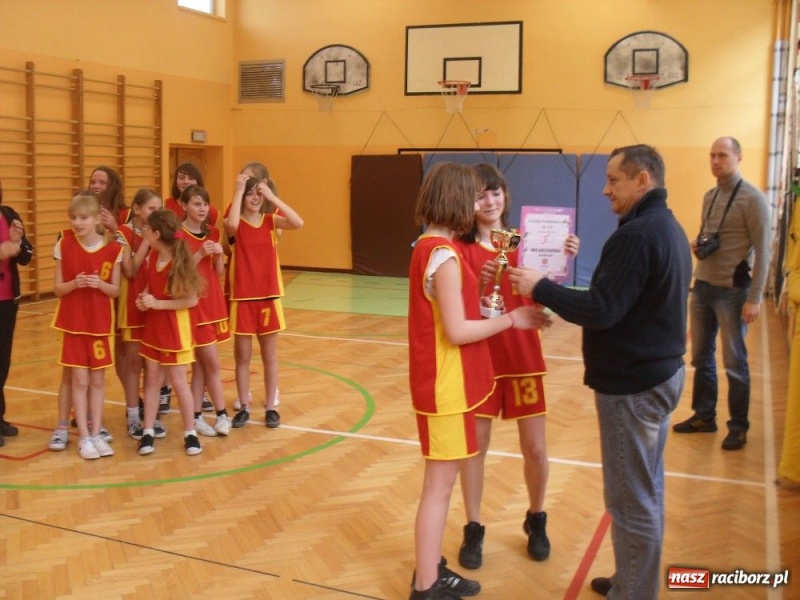 Zdjęcie w galerii na portalu naszraciborz.pl: Dziewczyny z SP 13 najlepsze w kosza wiadomości z regionu