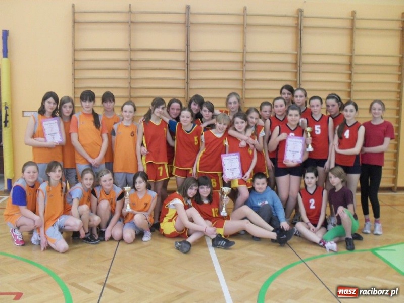 Zdjęcie w galerii na portalu naszraciborz.pl: Dziewczyny z SP 13 najlepsze w kosza wiadomości z regionu