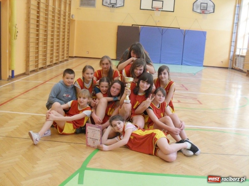 Zdjęcie w galerii na portalu naszraciborz.pl: Dziewczyny z SP 13 najlepsze w kosza wiadomości z regionu