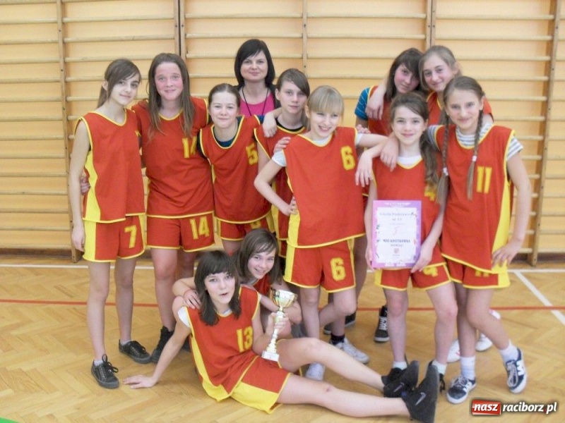 Zdjęcie w galerii na portalu naszraciborz.pl: Dziewczyny z SP 13 najlepsze w kosza wiadomości z regionu
