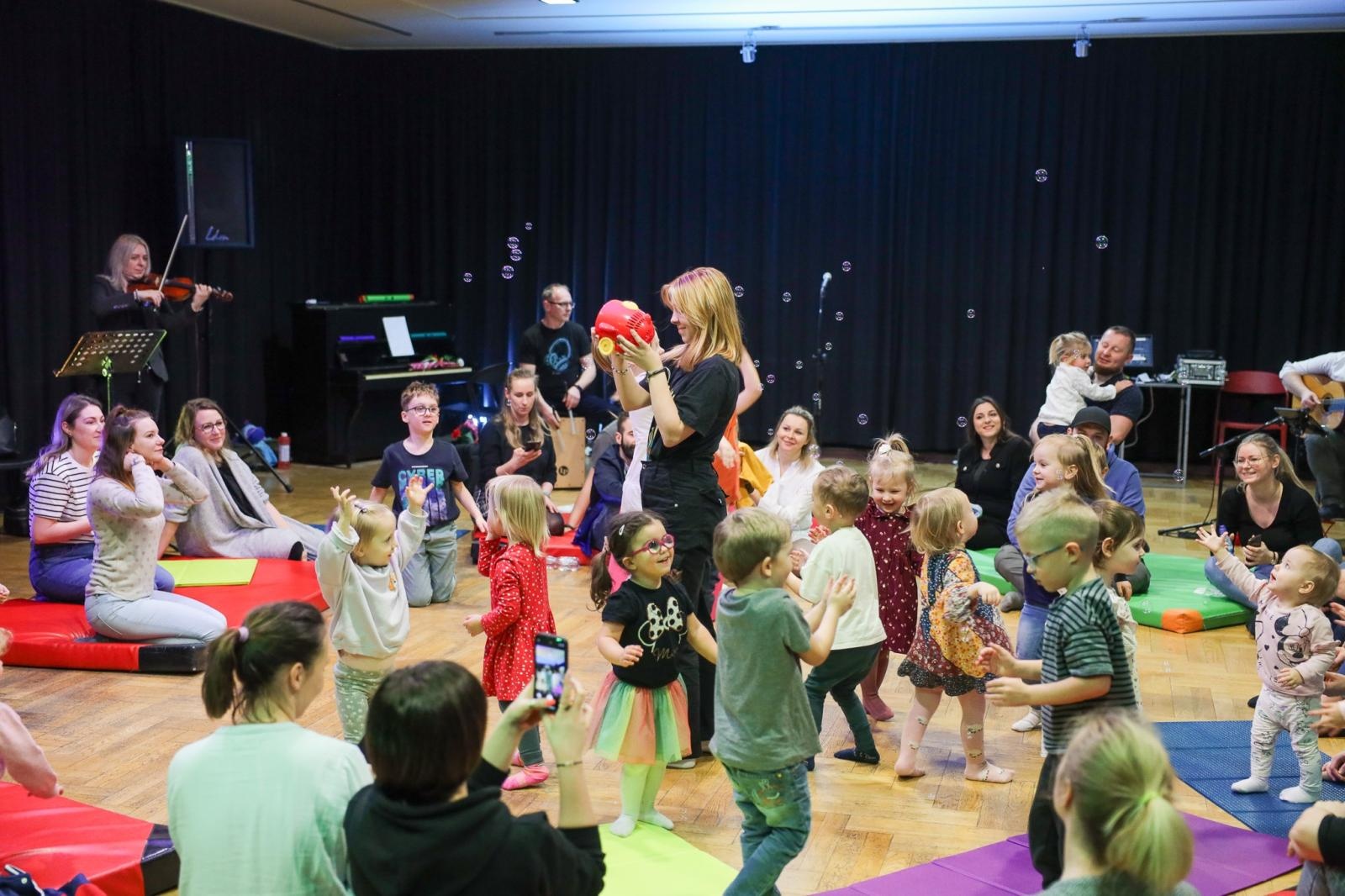 Zdjęcie w galerii na portalu naszraciborz.pl: Perkusja, czyli od klasyki do Afryki. Maluchy w krainie dźwięku zapraszają na muzyczne spotkanie wiadomości z regionu