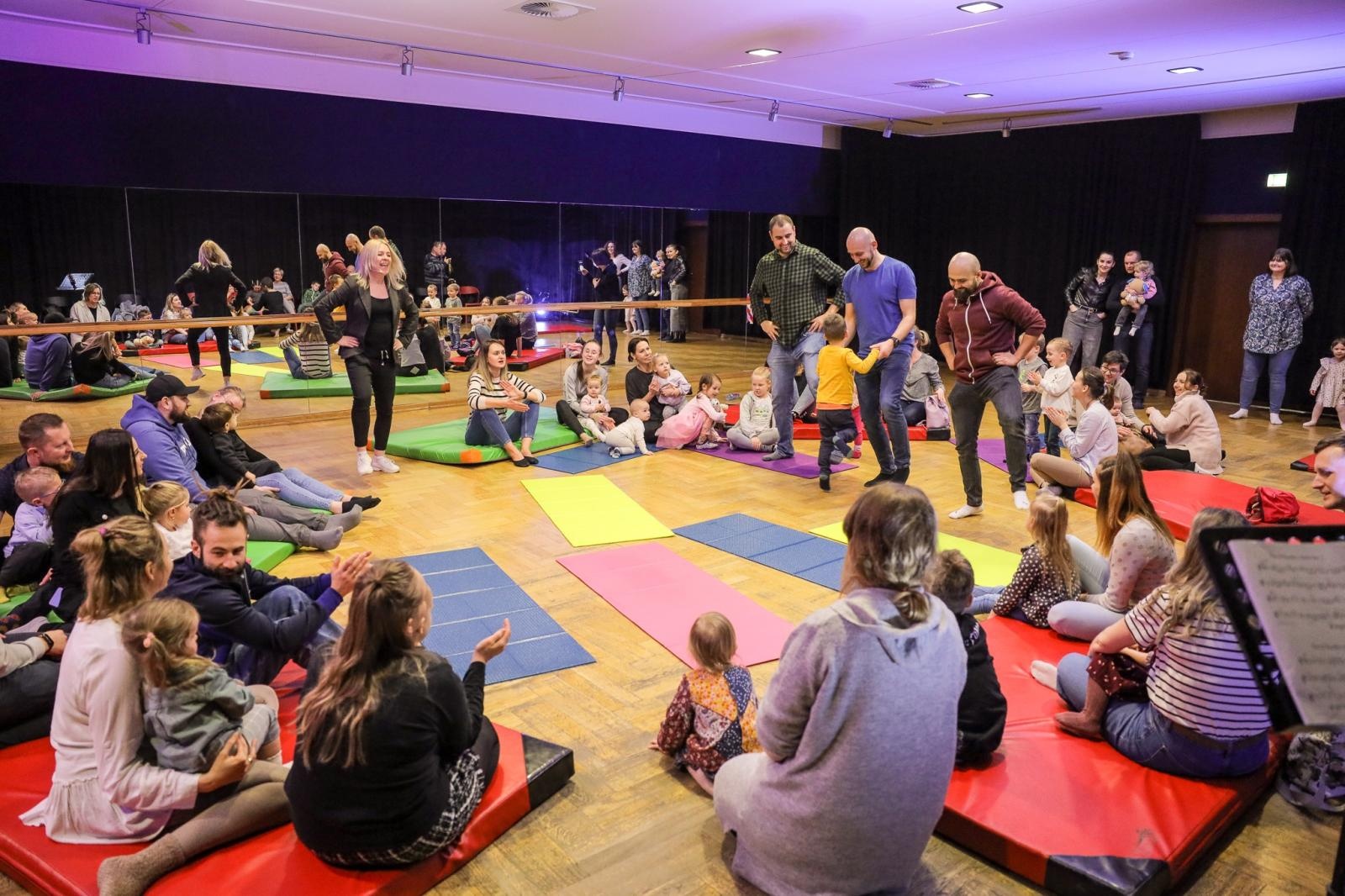 Zdjęcie w galerii na portalu naszraciborz.pl: Perkusja, czyli od klasyki do Afryki. Maluchy w krainie dźwięku zapraszają na muzyczne spotkanie wiadomości z regionu