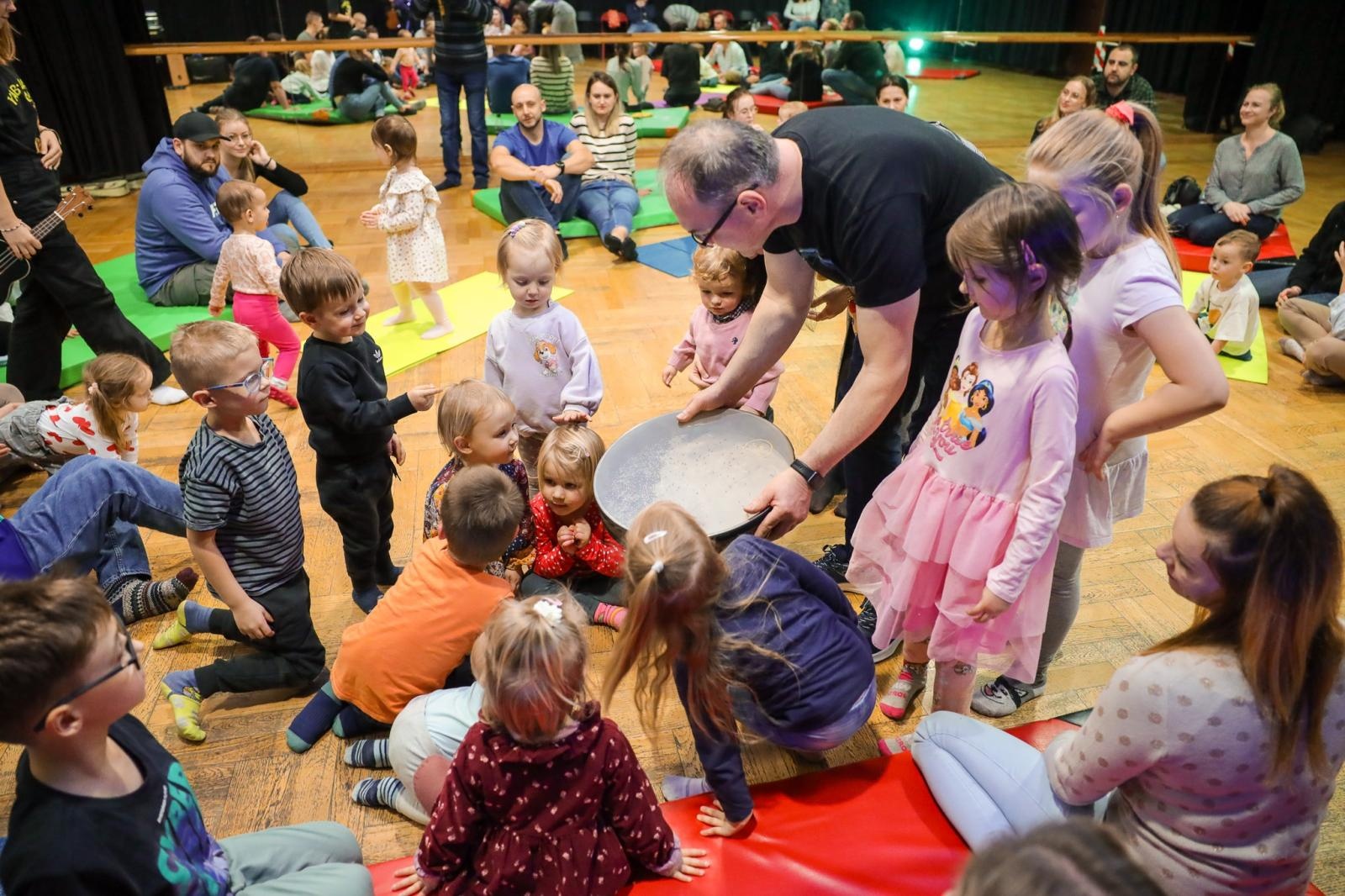 Zdjęcie w galerii na portalu naszraciborz.pl: Perkusja, czyli od klasyki do Afryki. Maluchy w krainie dźwięku zapraszają na muzyczne spotkanie wiadomości z regionu
