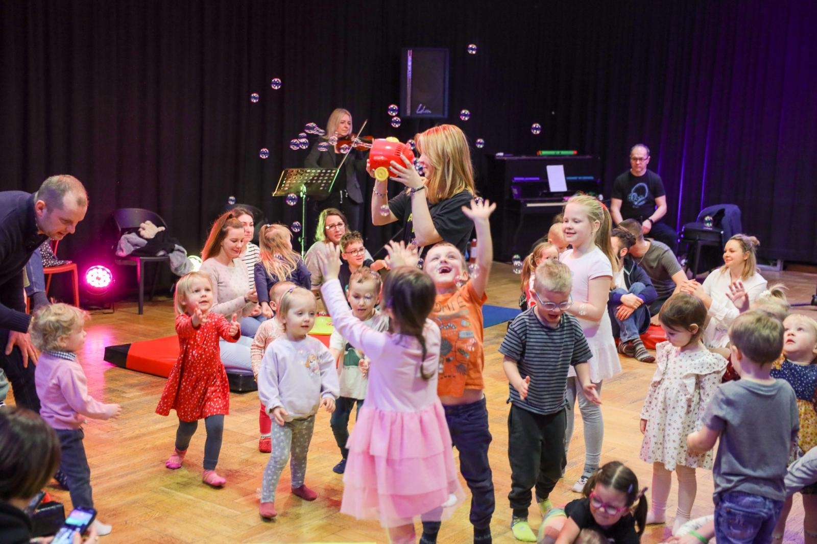 Zdjęcie w galerii na portalu naszraciborz.pl: Perkusja, czyli od klasyki do Afryki. Maluchy w krainie dźwięku zapraszają na muzyczne spotkanie wiadomości z regionu