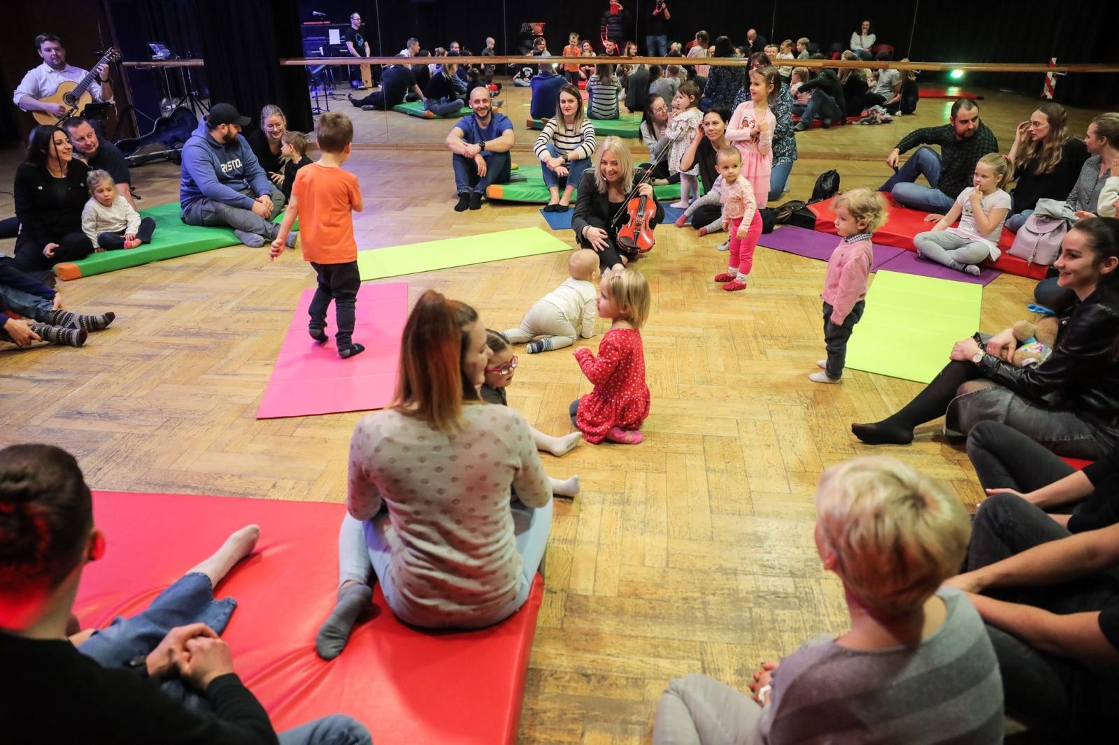 Zdjęcie w galerii na portalu naszraciborz.pl: Perkusja, czyli od klasyki do Afryki. Maluchy w krainie dźwięku zapraszają na muzyczne spotkanie wiadomości z regionu