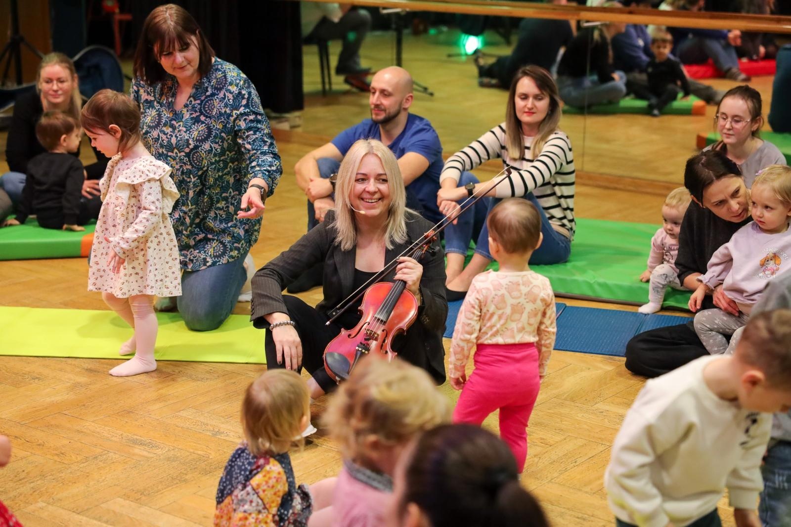 Zdjęcie w galerii na portalu naszraciborz.pl: Perkusja, czyli od klasyki do Afryki. Maluchy w krainie dźwięku zapraszają na muzyczne spotkanie wiadomości z regionu