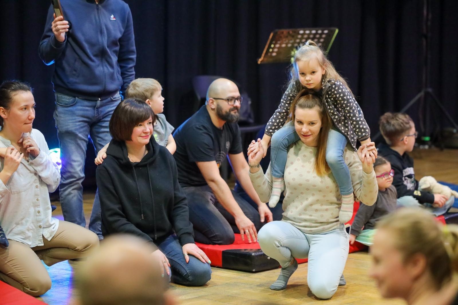 Zdjęcie w galerii na portalu naszraciborz.pl: Perkusja, czyli od klasyki do Afryki. Maluchy w krainie dźwięku zapraszają na muzyczne spotkanie wiadomości z regionu