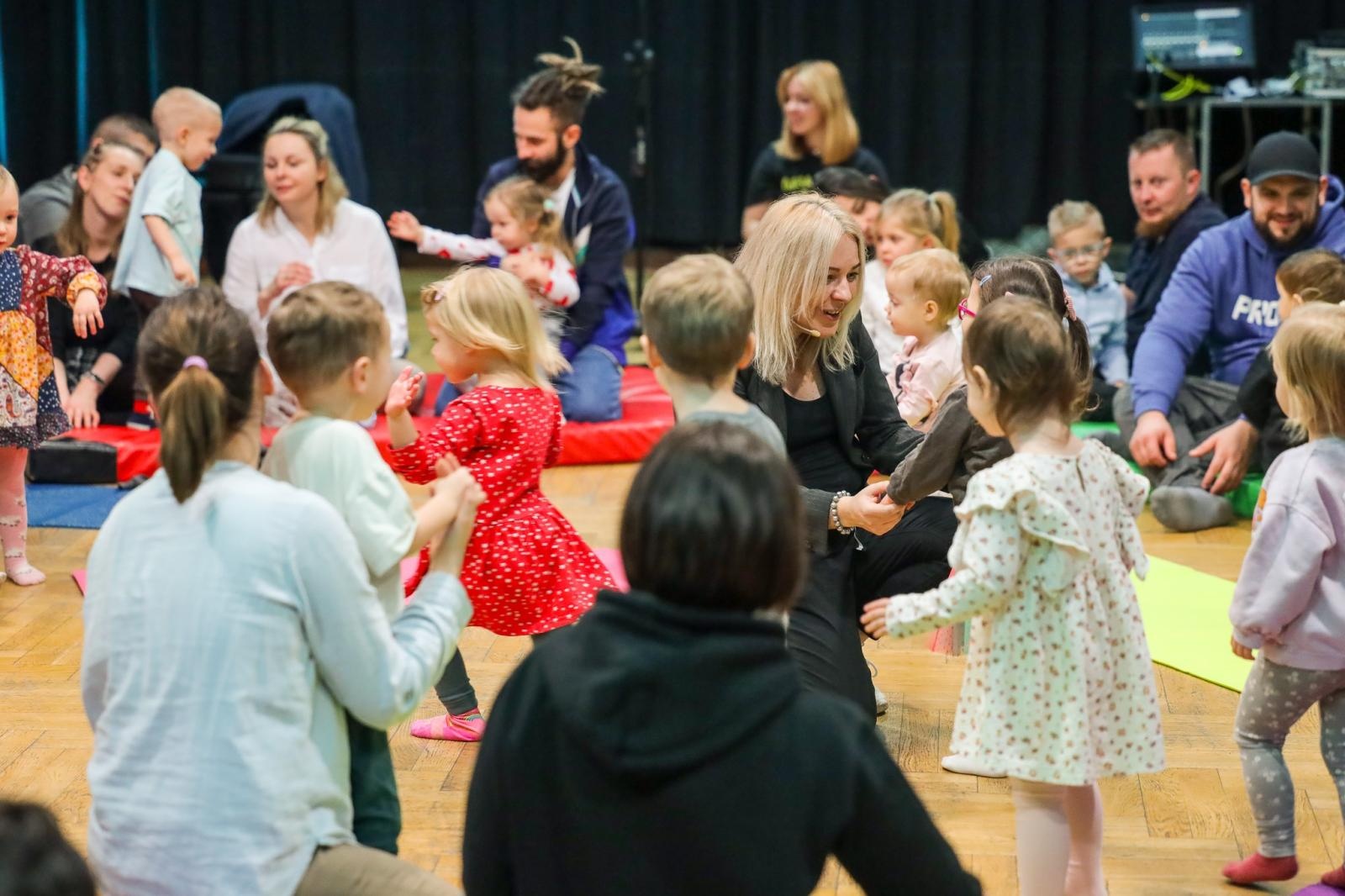 Zdjęcie w galerii na portalu naszraciborz.pl: Perkusja, czyli od klasyki do Afryki. Maluchy w krainie dźwięku zapraszają na muzyczne spotkanie wiadomości z regionu