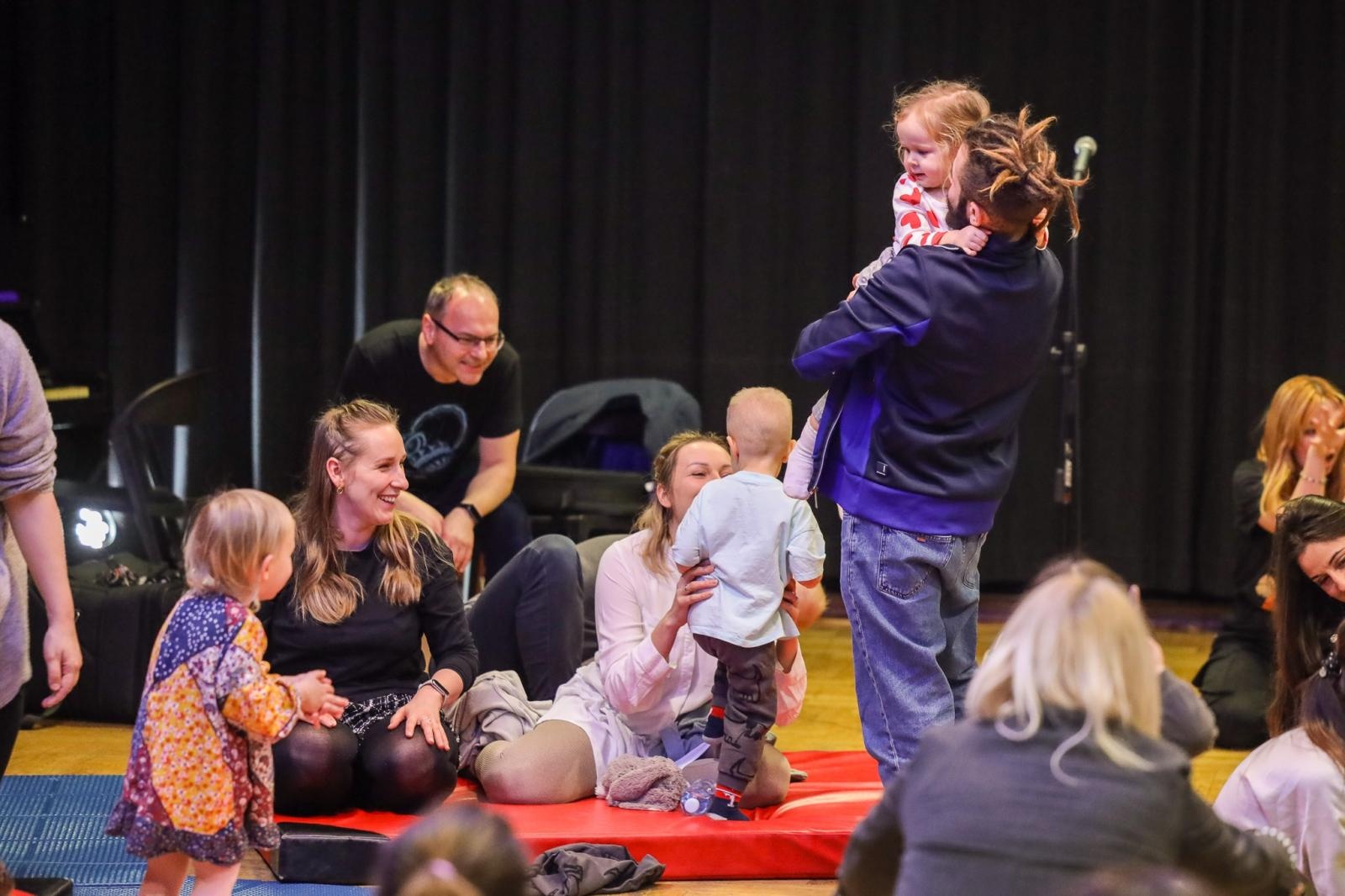 Zdjęcie w galerii na portalu naszraciborz.pl: Perkusja, czyli od klasyki do Afryki. Maluchy w krainie dźwięku zapraszają na muzyczne spotkanie wiadomości z regionu