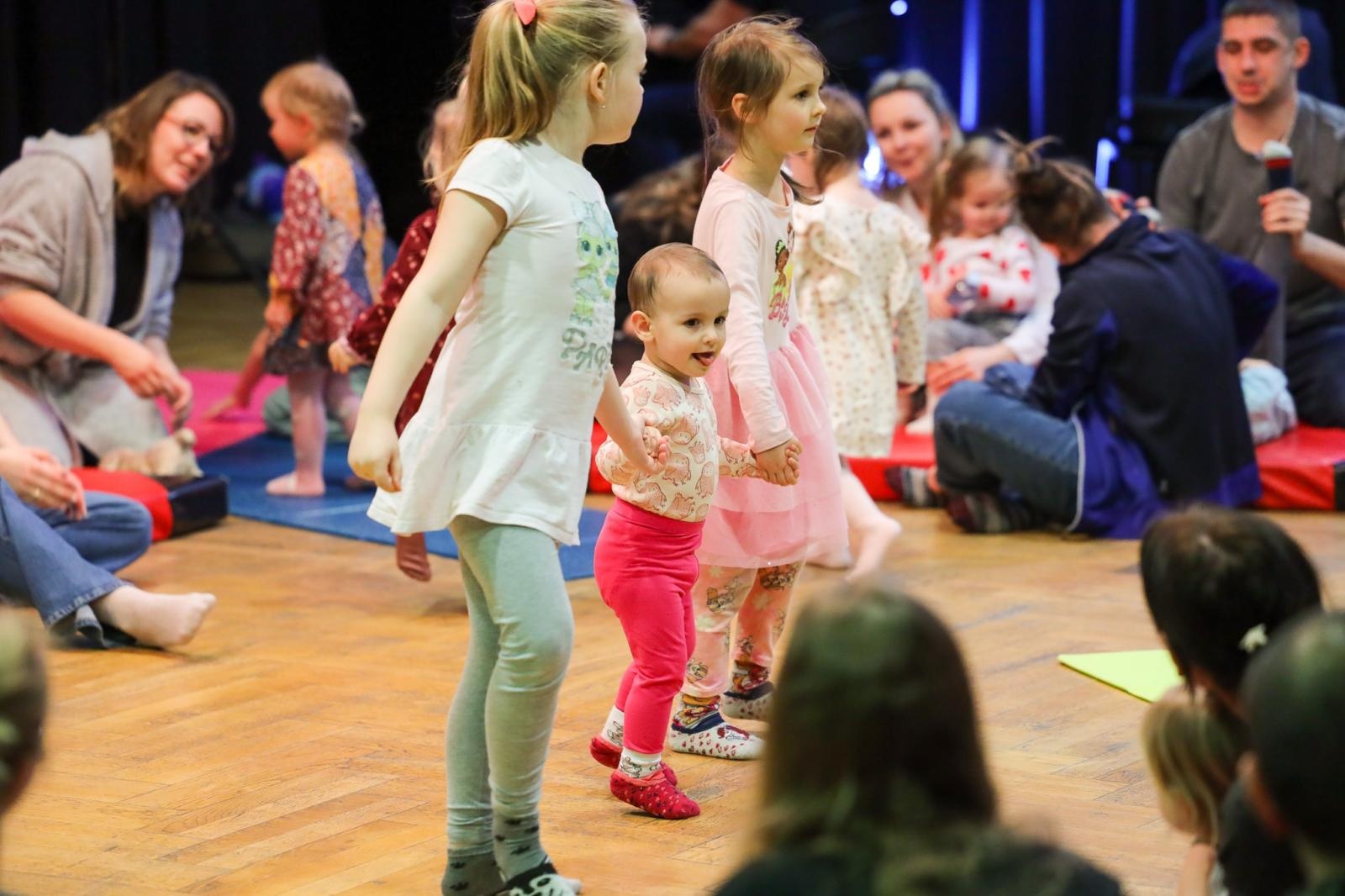 Zdjęcie w galerii na portalu naszraciborz.pl: Perkusja, czyli od klasyki do Afryki. Maluchy w krainie dźwięku zapraszają na muzyczne spotkanie wiadomości z regionu