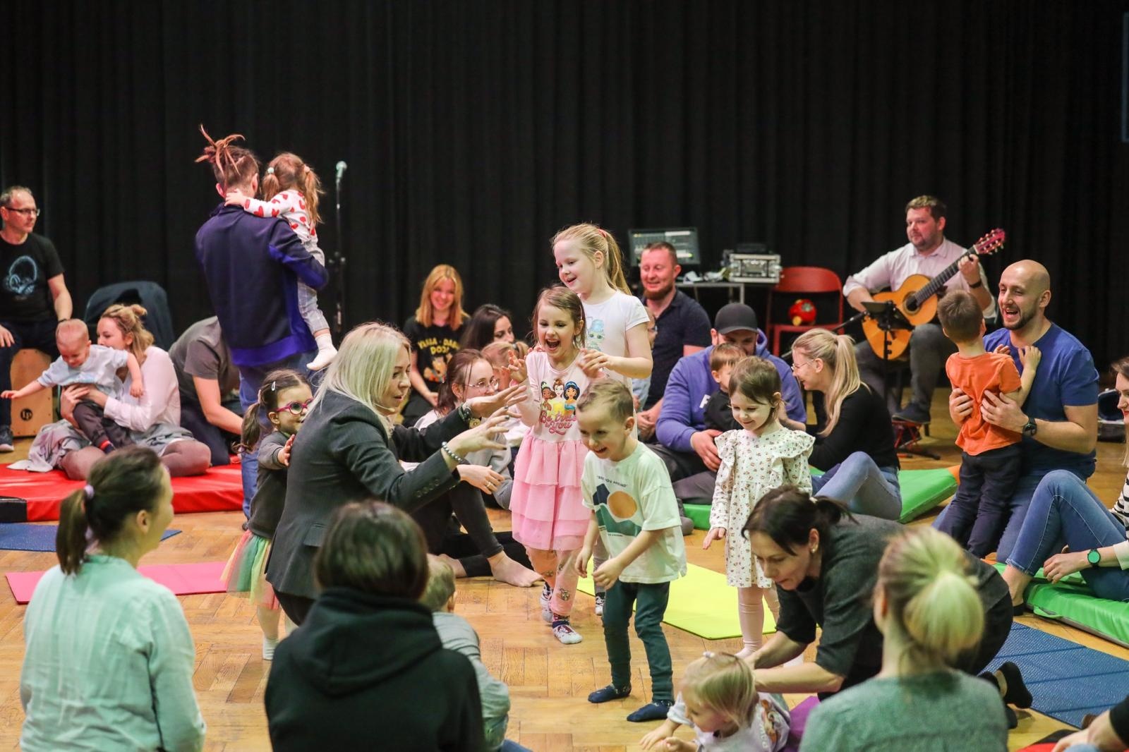 Zdjęcie w galerii na portalu naszraciborz.pl: Perkusja, czyli od klasyki do Afryki. Maluchy w krainie dźwięku zapraszają na muzyczne spotkanie wiadomości z regionu