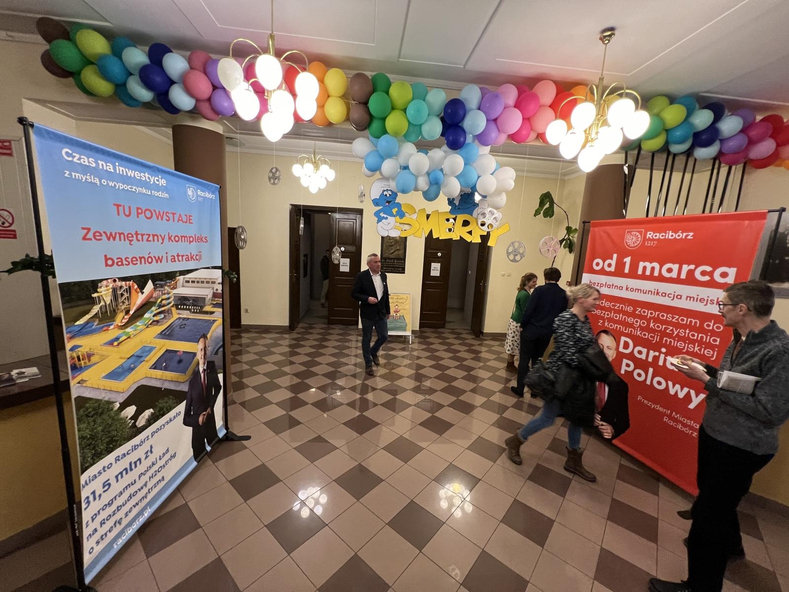 Zdjęcie w galerii na portalu naszraciborz.pl: Polowy docenił konwencję Fity i Wosia. Dał tam swoje banery wiadomości z regionu