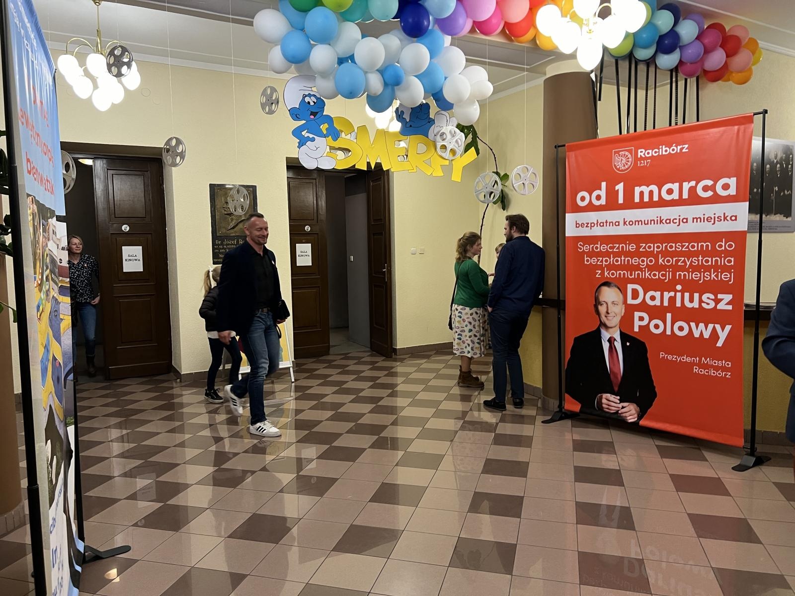 Zdjęcie w galerii na portalu naszraciborz.pl: Polowy docenił konwencję Fity i Wosia. Dał tam swoje banery wiadomości z regionu