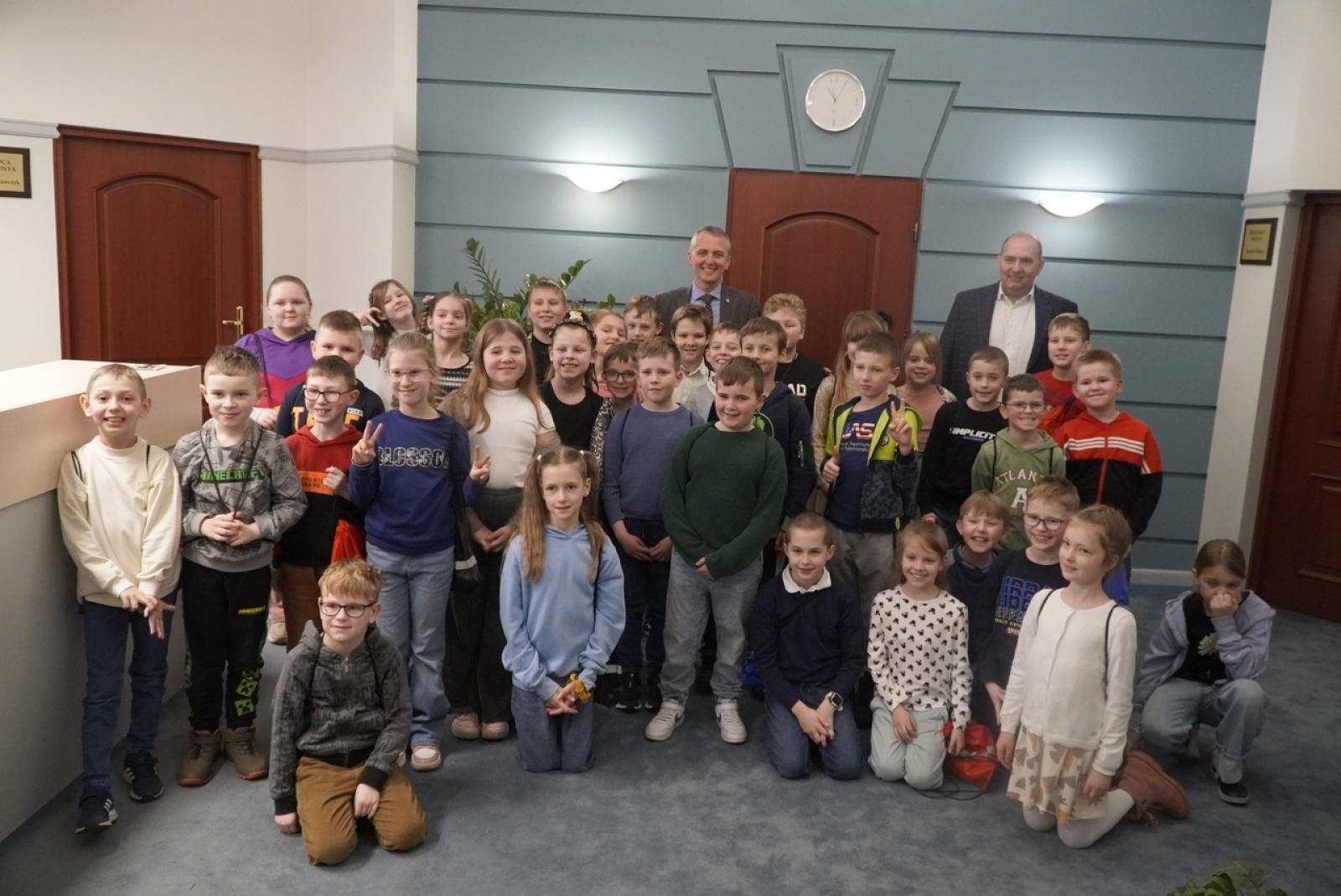 Zdjęcie w galerii na portalu naszraciborz.pl: Dzieci z SP 15 wcieliły się w rolę radnych i prezydenta wiadomości z regionu