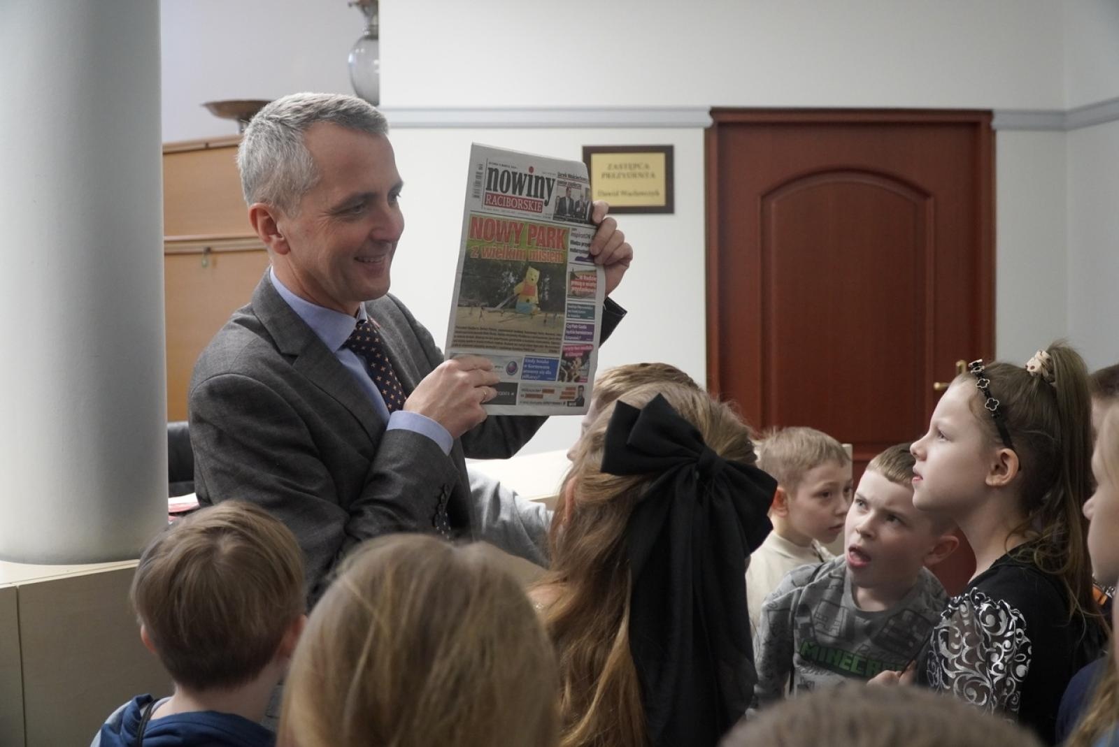 Zdjęcie w galerii na portalu naszraciborz.pl: Dzieci z SP 15 wcieliły się w rolę radnych i prezydenta wiadomości z regionu