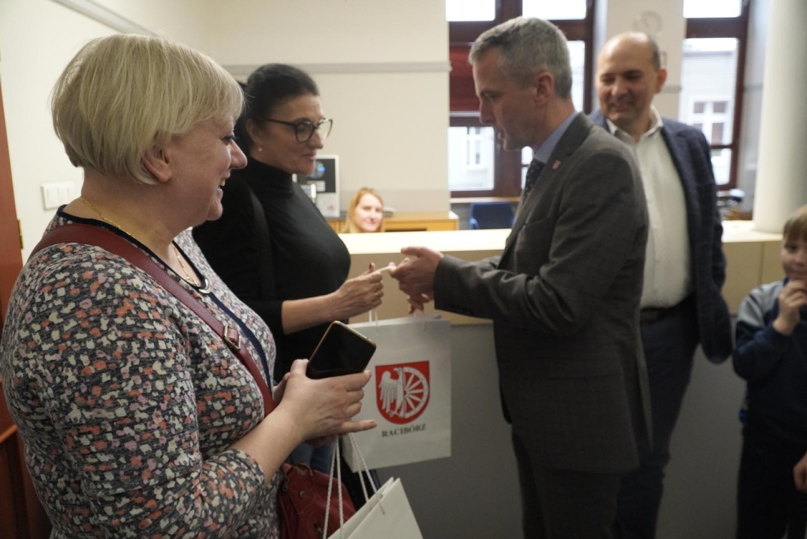 Zdjęcie w galerii na portalu naszraciborz.pl: Dzieci z SP 15 wcieliły się w rolę radnych i prezydenta wiadomości z regionu