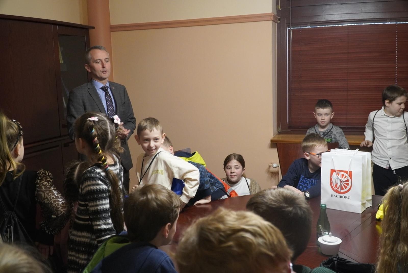 Zdjęcie w galerii na portalu naszraciborz.pl: Dzieci z SP 15 wcieliły się w rolę radnych i prezydenta wiadomości z regionu