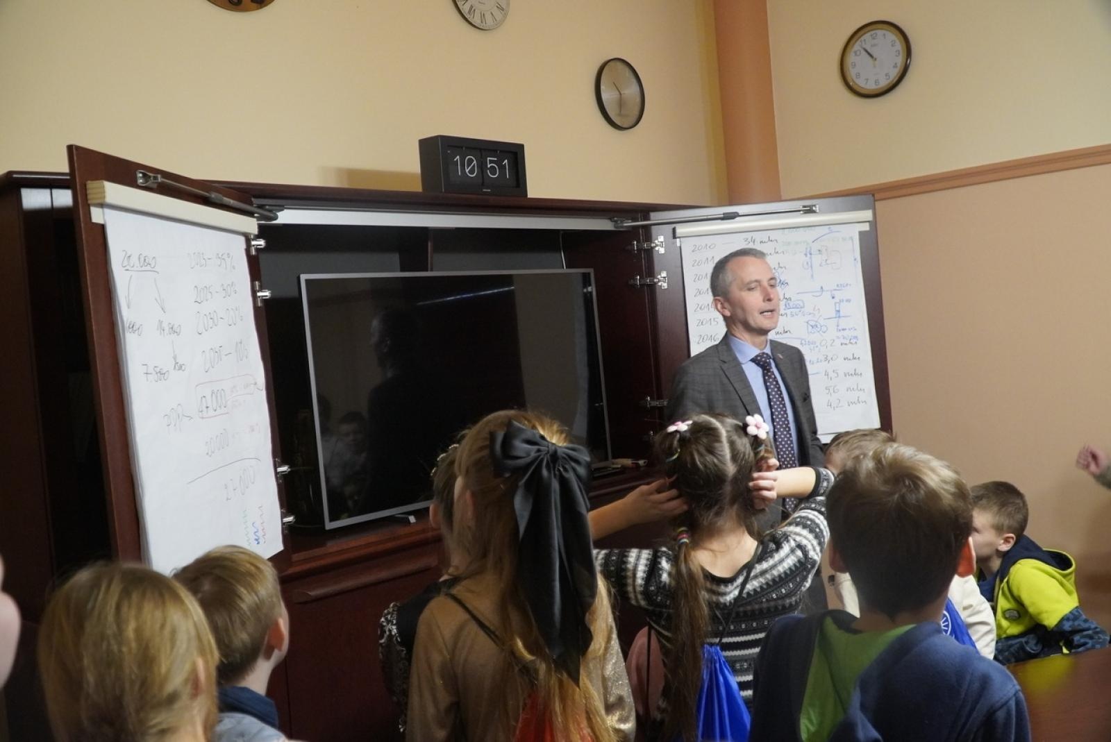 Zdjęcie w galerii na portalu naszraciborz.pl: Dzieci z SP 15 wcieliły się w rolę radnych i prezydenta wiadomości z regionu