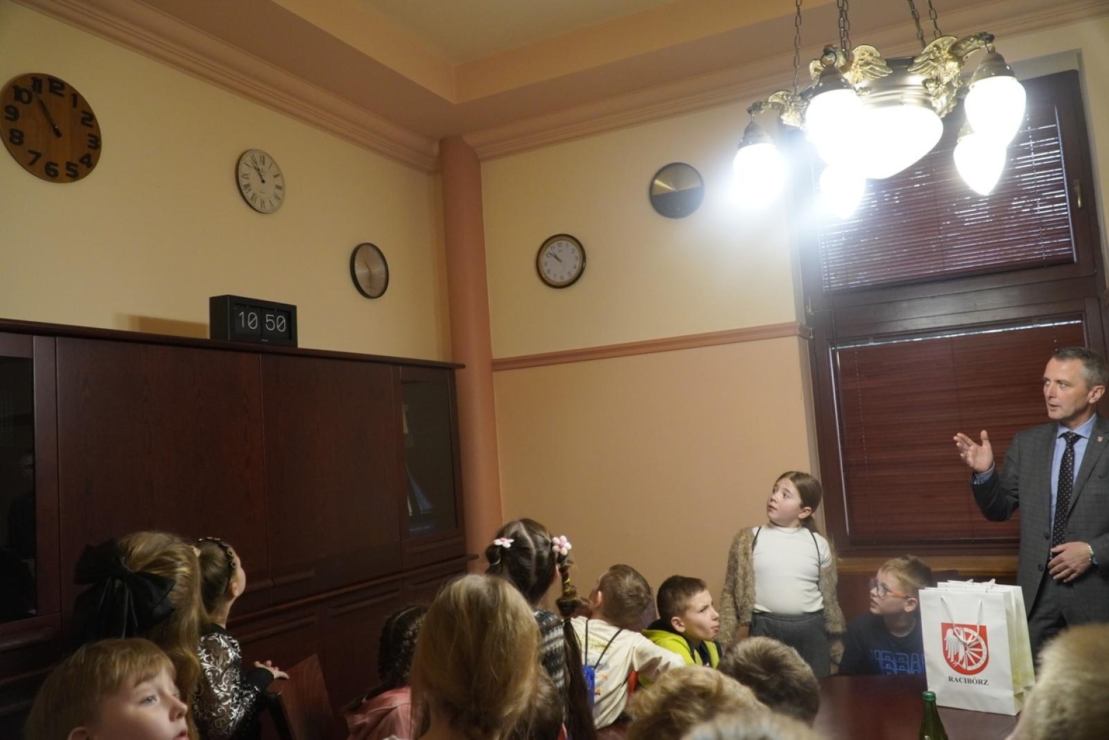 Zdjęcie w galerii na portalu naszraciborz.pl: Dzieci z SP 15 wcieliły się w rolę radnych i prezydenta wiadomości z regionu