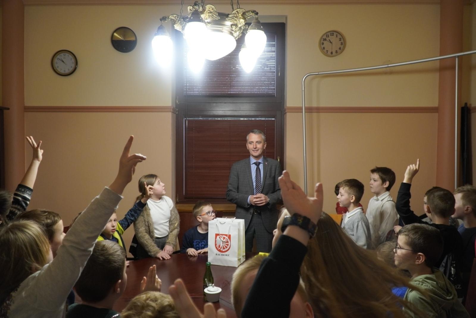 Zdjęcie w galerii na portalu naszraciborz.pl: Dzieci z SP 15 wcieliły się w rolę radnych i prezydenta wiadomości z regionu