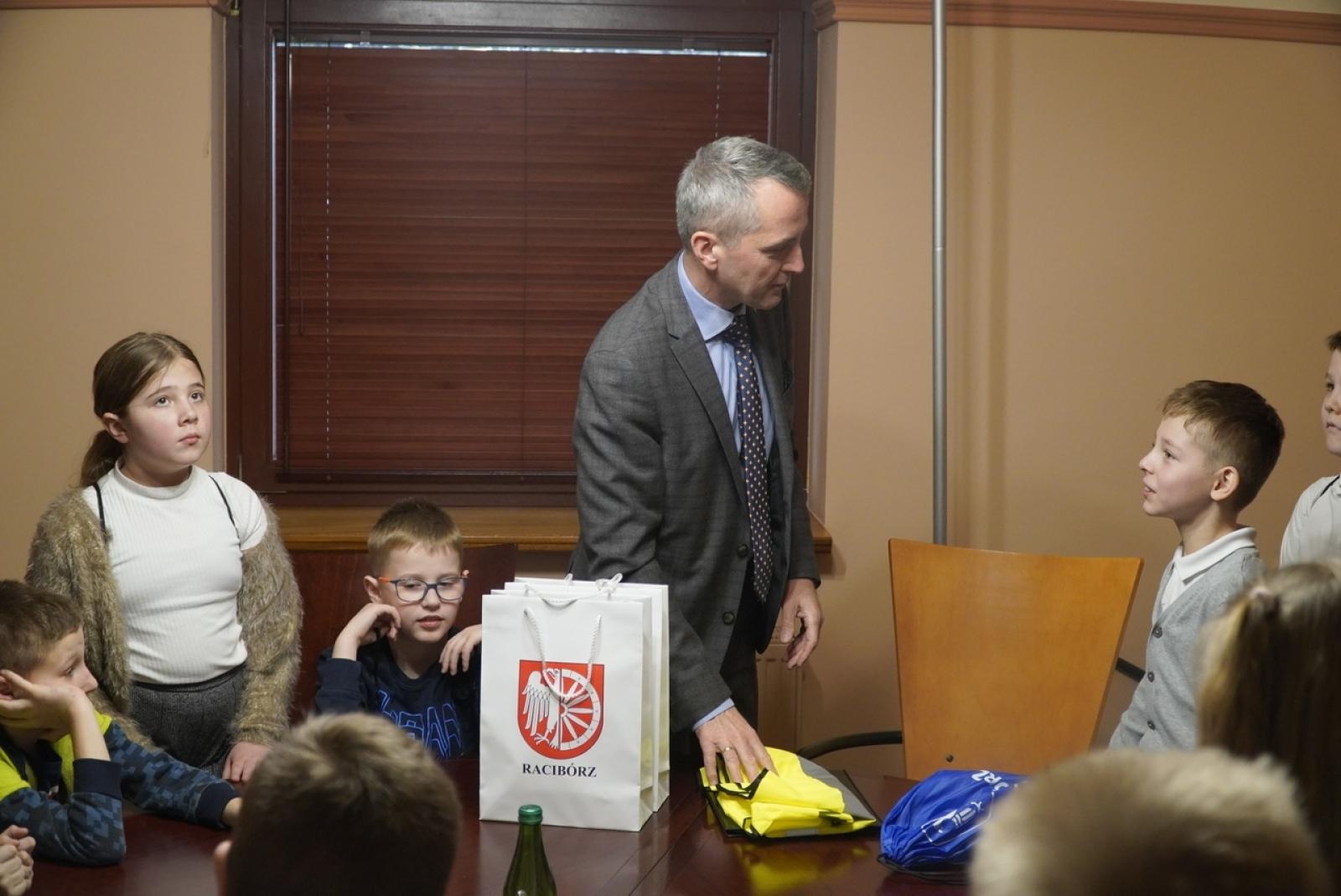 Zdjęcie w galerii na portalu naszraciborz.pl: Dzieci z SP 15 wcieliły się w rolę radnych i prezydenta wiadomości z regionu