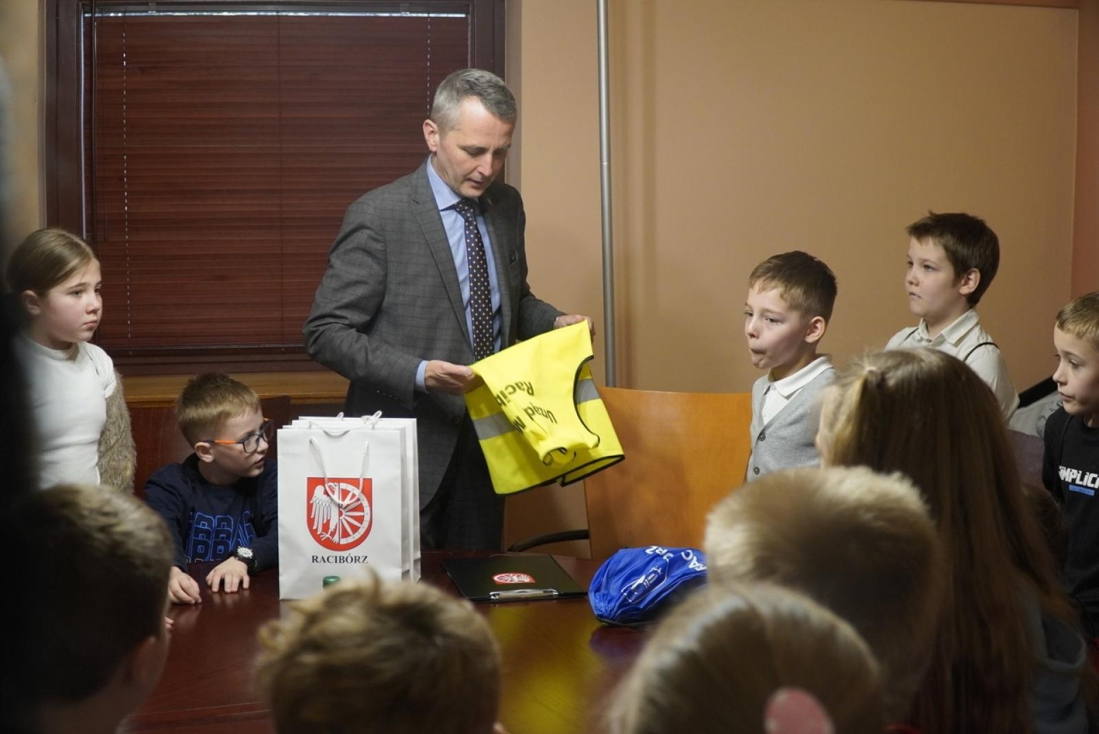 Zdjęcie w galerii na portalu naszraciborz.pl: Dzieci z SP 15 wcieliły się w rolę radnych i prezydenta wiadomości z regionu