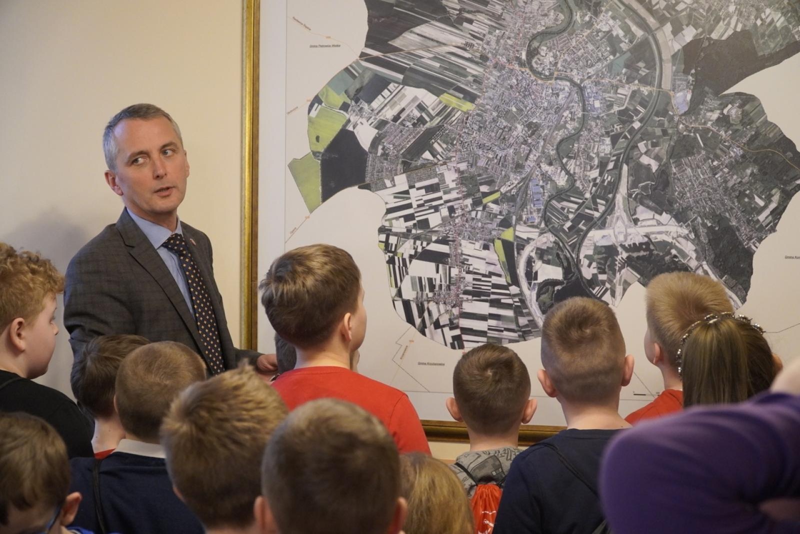 Zdjęcie w galerii na portalu naszraciborz.pl: Dzieci z SP 15 wcieliły się w rolę radnych i prezydenta wiadomości z regionu