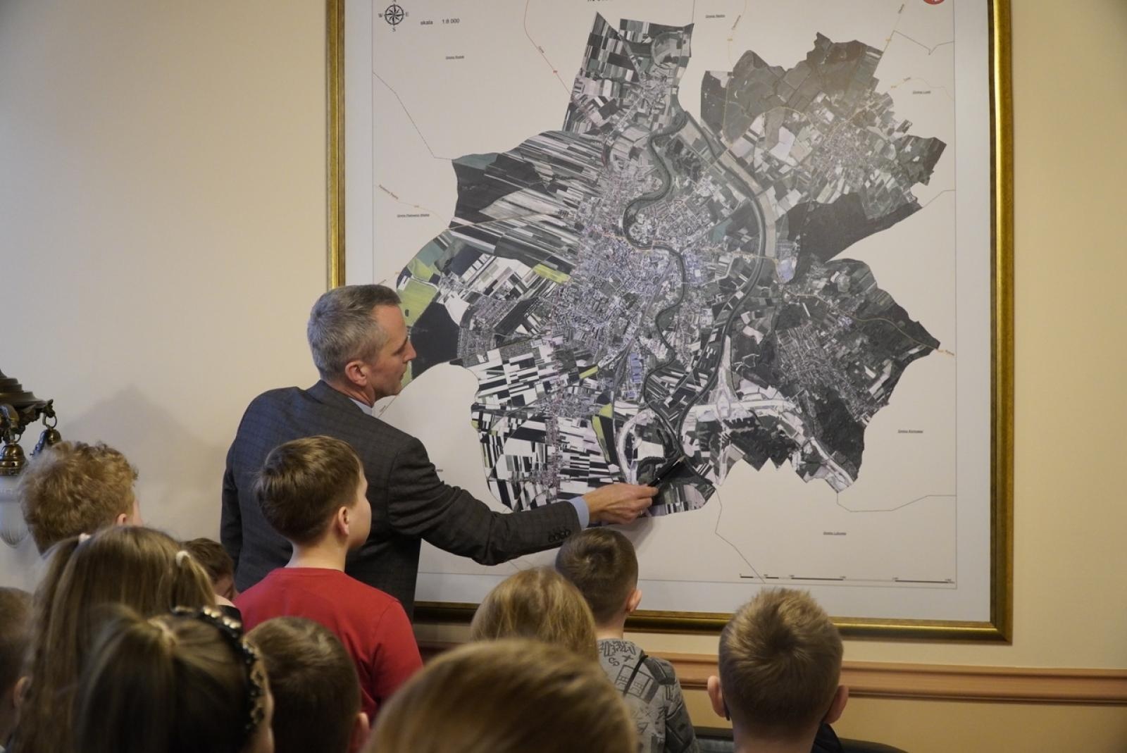 Zdjęcie w galerii na portalu naszraciborz.pl: Dzieci z SP 15 wcieliły się w rolę radnych i prezydenta wiadomości z regionu