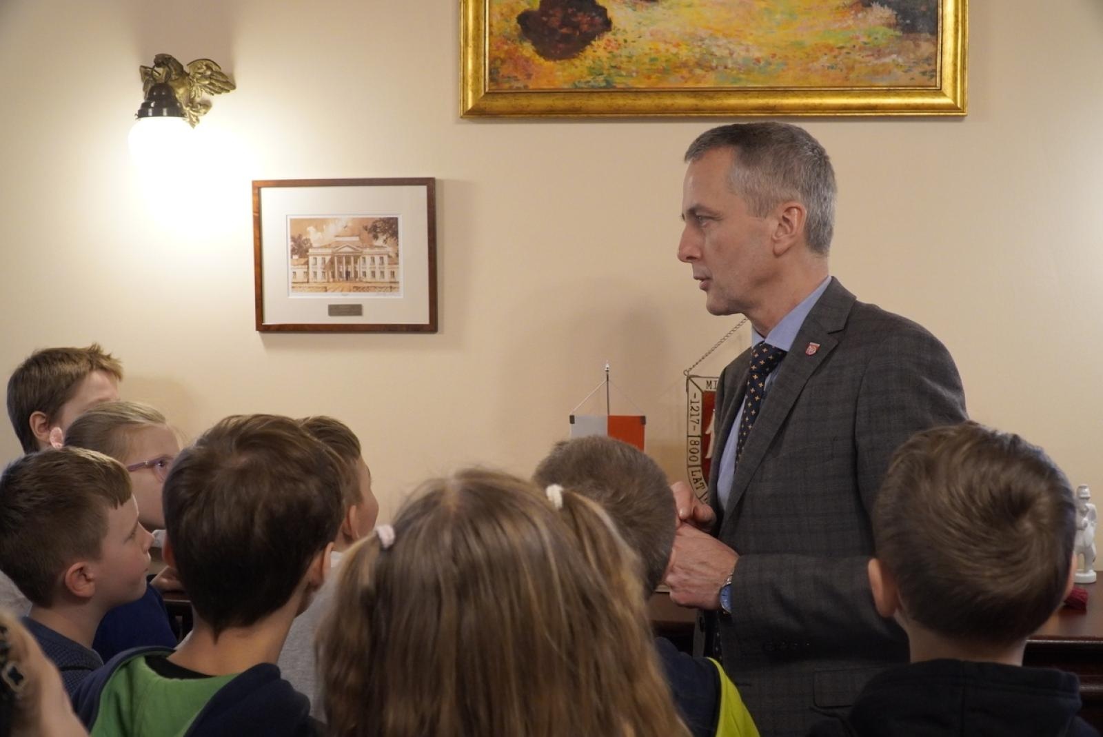 Zdjęcie w galerii na portalu naszraciborz.pl: Dzieci z SP 15 wcieliły się w rolę radnych i prezydenta wiadomości z regionu