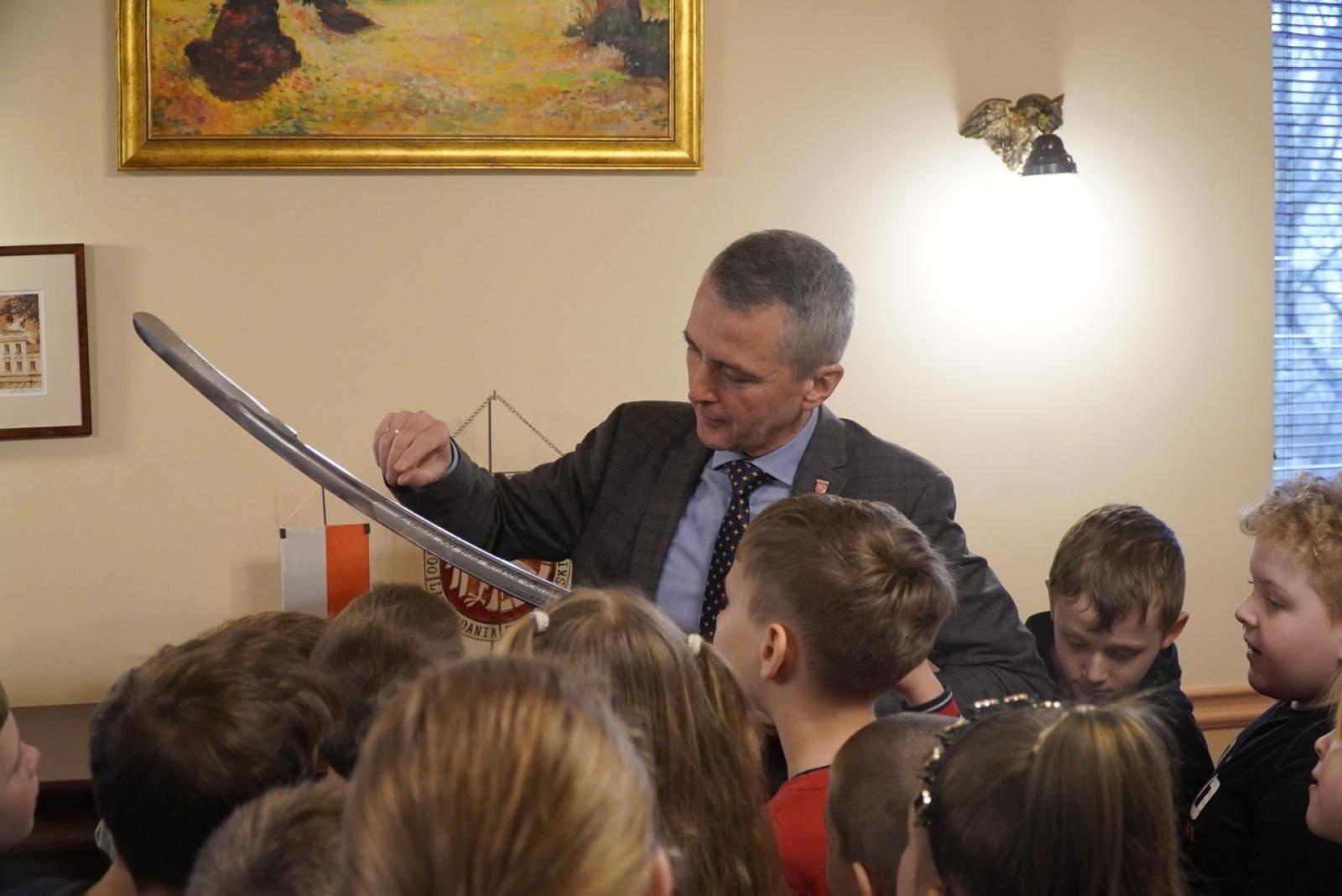 Zdjęcie w galerii na portalu naszraciborz.pl: Dzieci z SP 15 wcieliły się w rolę radnych i prezydenta wiadomości z regionu