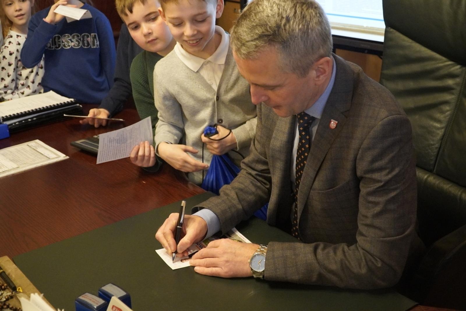 Zdjęcie w galerii na portalu naszraciborz.pl: Dzieci z SP 15 wcieliły się w rolę radnych i prezydenta wiadomości z regionu