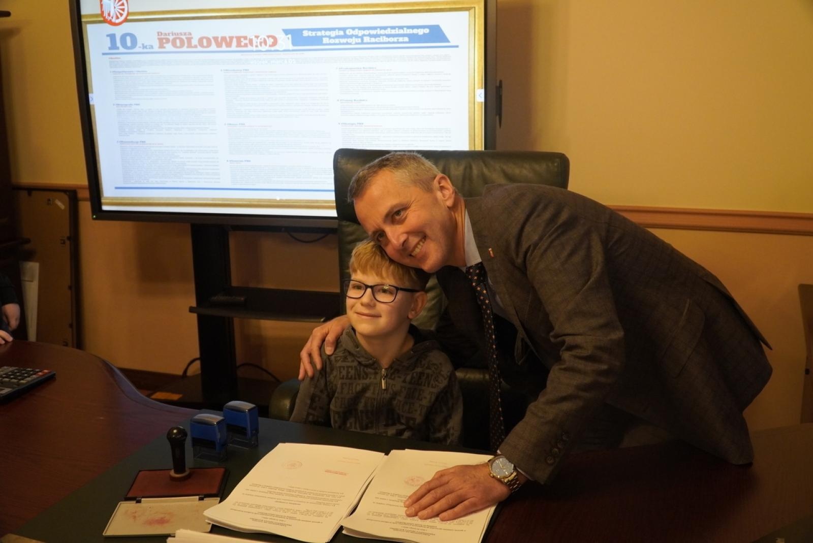 Zdjęcie w galerii na portalu naszraciborz.pl: Dzieci z SP 15 wcieliły się w rolę radnych i prezydenta wiadomości z regionu