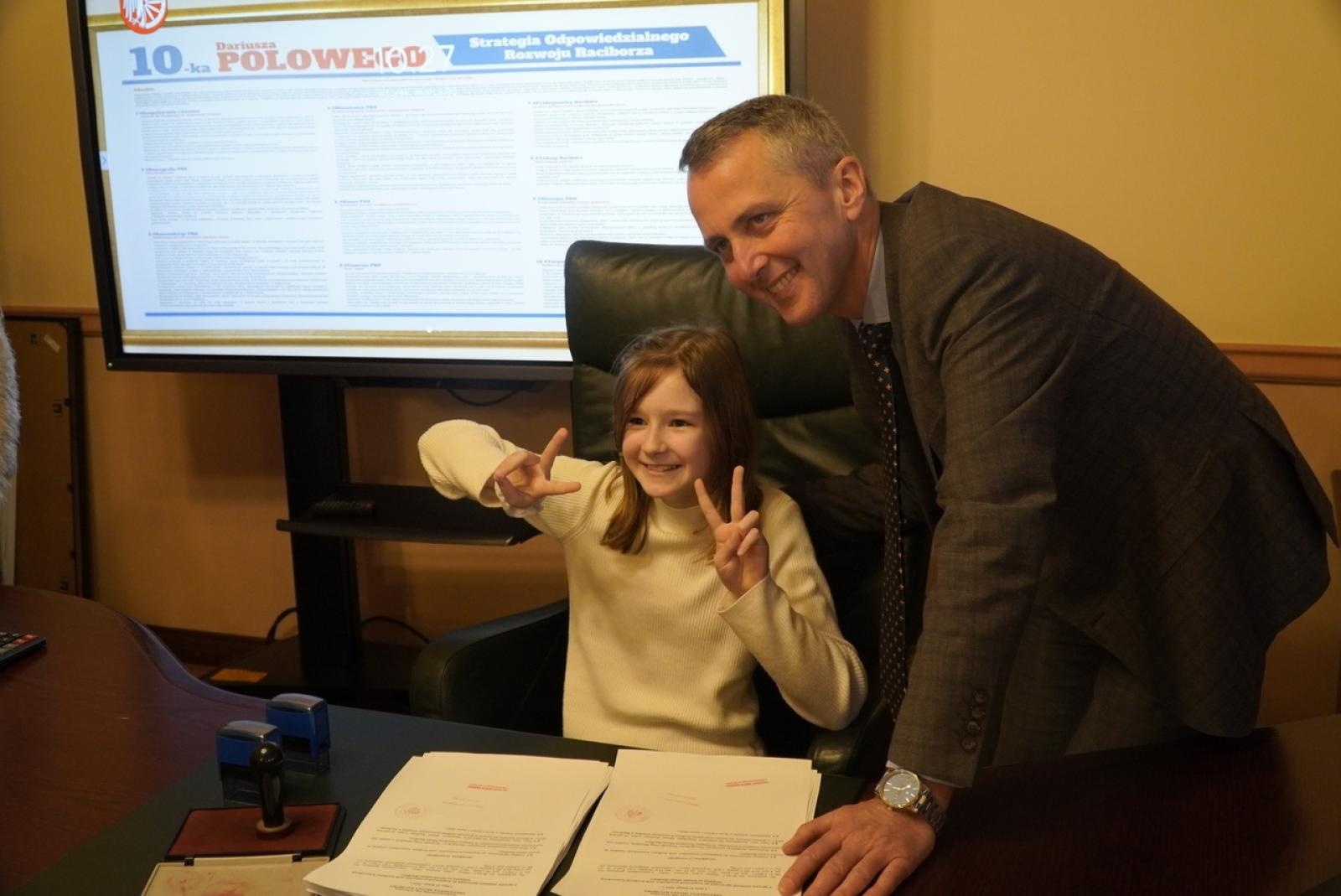 Zdjęcie w galerii na portalu naszraciborz.pl: Dzieci z SP 15 wcieliły się w rolę radnych i prezydenta wiadomości z regionu