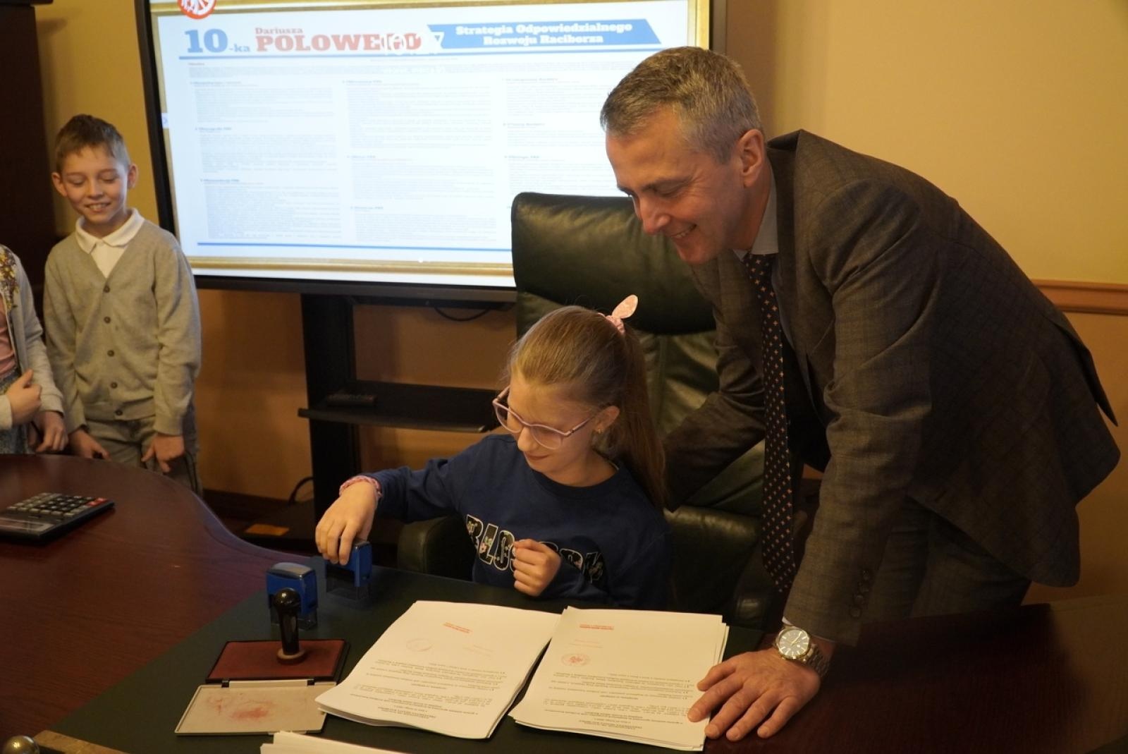 Zdjęcie w galerii na portalu naszraciborz.pl: Dzieci z SP 15 wcieliły się w rolę radnych i prezydenta wiadomości z regionu