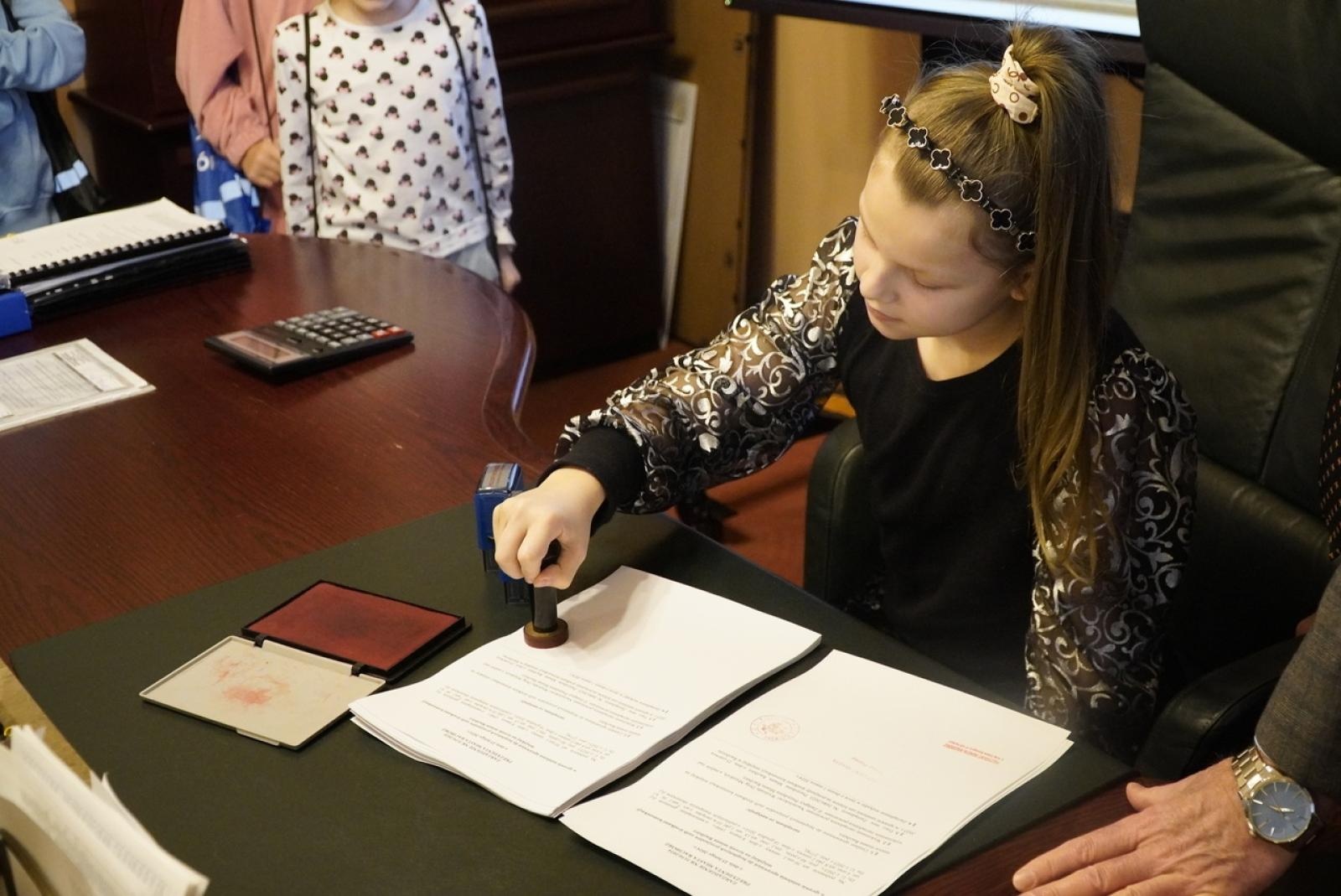 Zdjęcie w galerii na portalu naszraciborz.pl: Dzieci z SP 15 wcieliły się w rolę radnych i prezydenta wiadomości z regionu