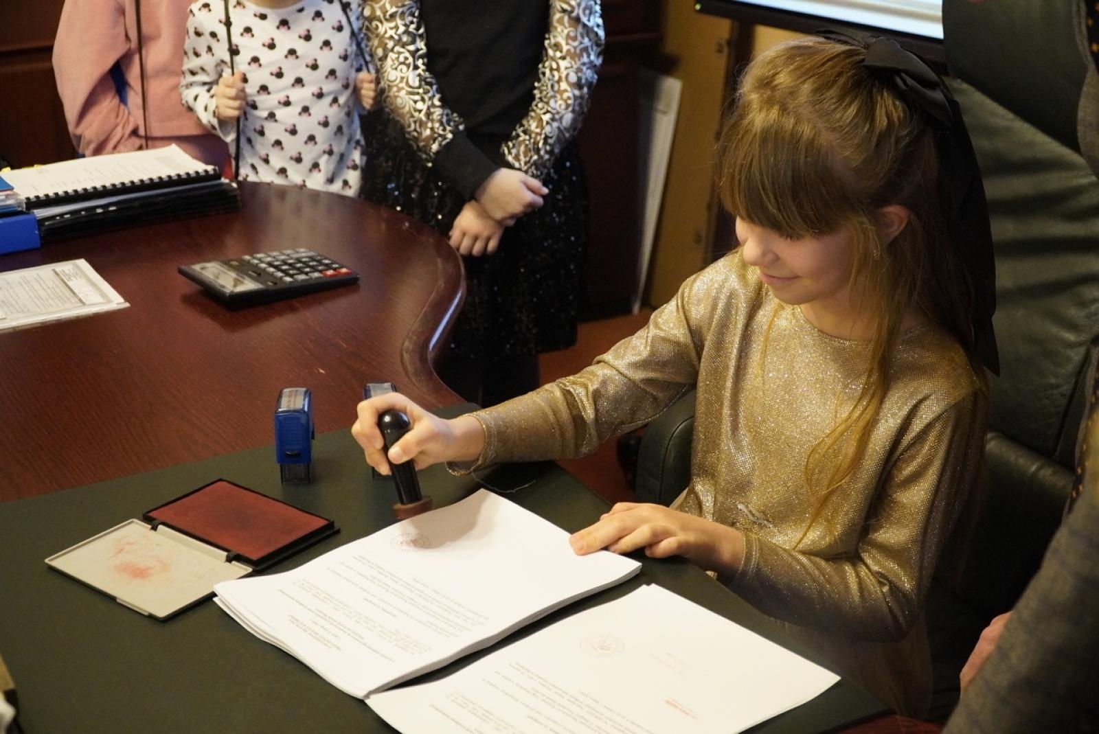 Zdjęcie w galerii na portalu naszraciborz.pl: Dzieci z SP 15 wcieliły się w rolę radnych i prezydenta wiadomości z regionu